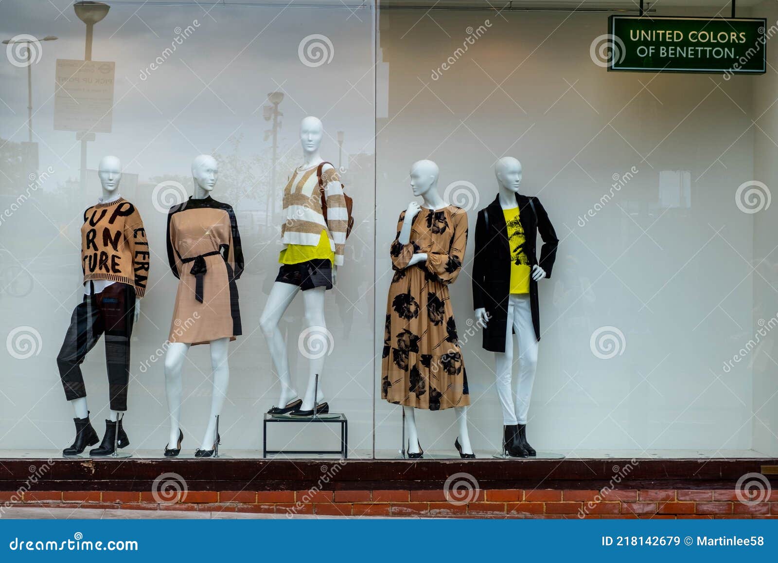 United Colors of Benetton Shop Window Fashion Maniquí Display Imagen de archivo editorial Imagen de recorrido, calle: 218142679