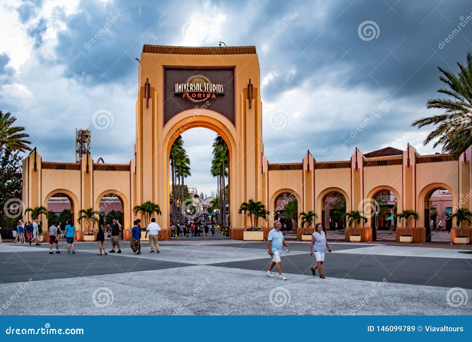 Ánh nắng mơ màng và đại diện của Universal Studios trên nền trời mây tại Citywalk tạo nên cảnh tượng đẹp như trong mơ. Hãy xem hình ảnh và cùng tận hưởng không khí thú vị tại Universal Studios.