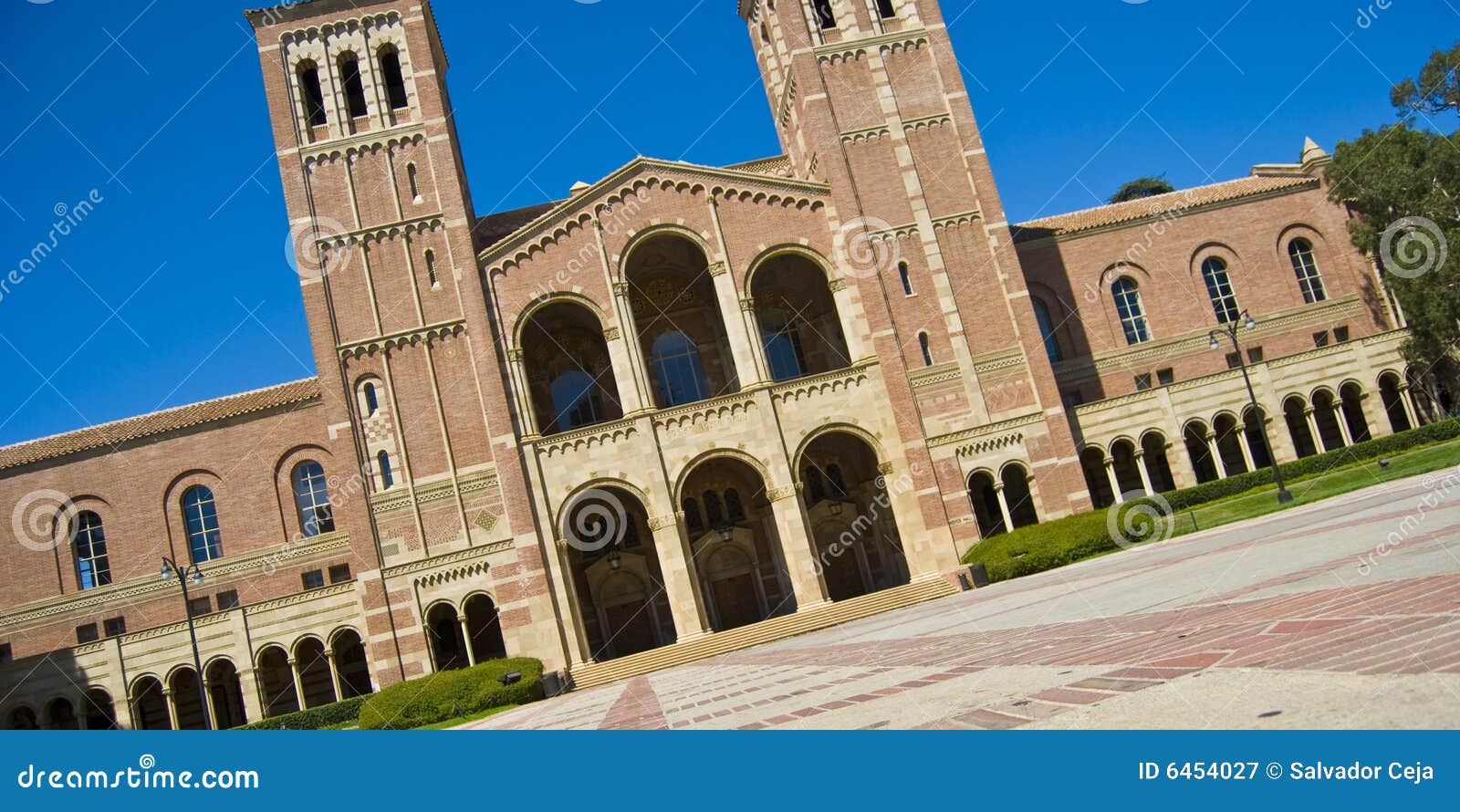 University campus plaza editorial photography. Image of green 6454027