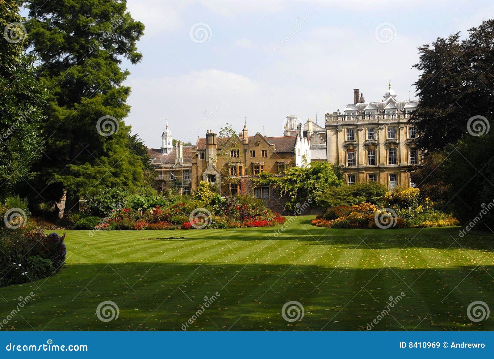 Universität von Cambridge, Campus mitten in Sommer mit buntem Garten