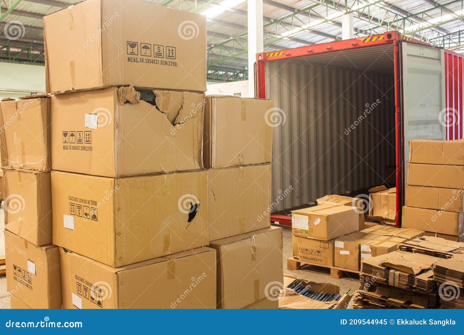 The Unloading Carton from Container and Carton Damage from Loading or  Transport Process Editorial Image - Image of object, package: 209544945