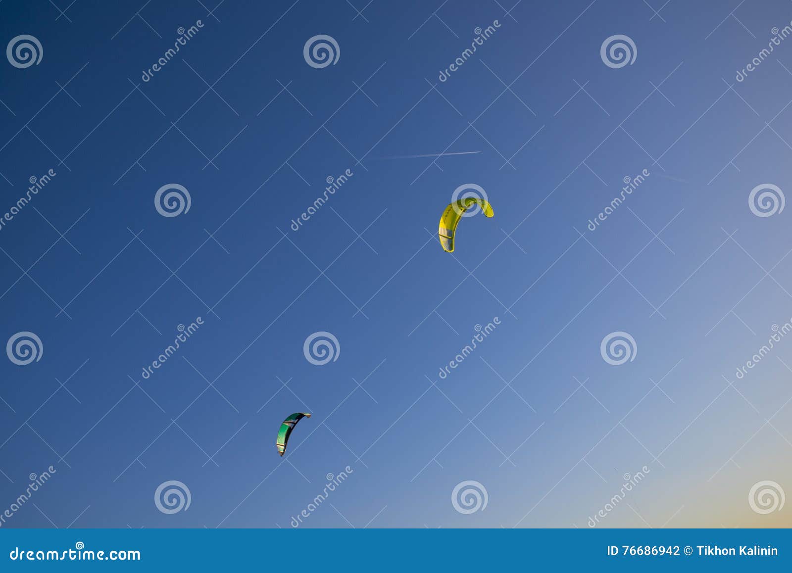 Unosić się w niebo spadochronach ekscytuje rozrywkę kitesurfing