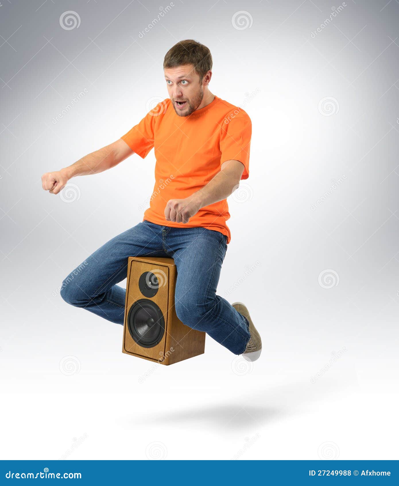 Collection 101+ Images man sitting in front of speaker Superb