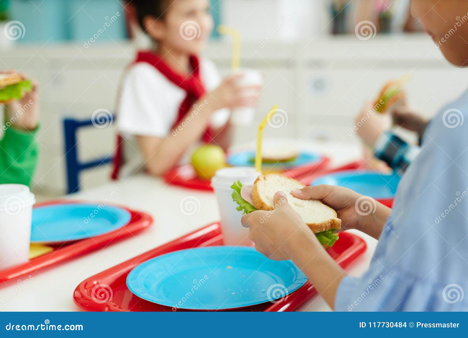 https://thumbs.dreamstime.com/z/unrecognizable-children-sitting-table-eating-tasty-sandwiches-having-lunch-elementary-school-canteen-kids-eating-117730484.jpg