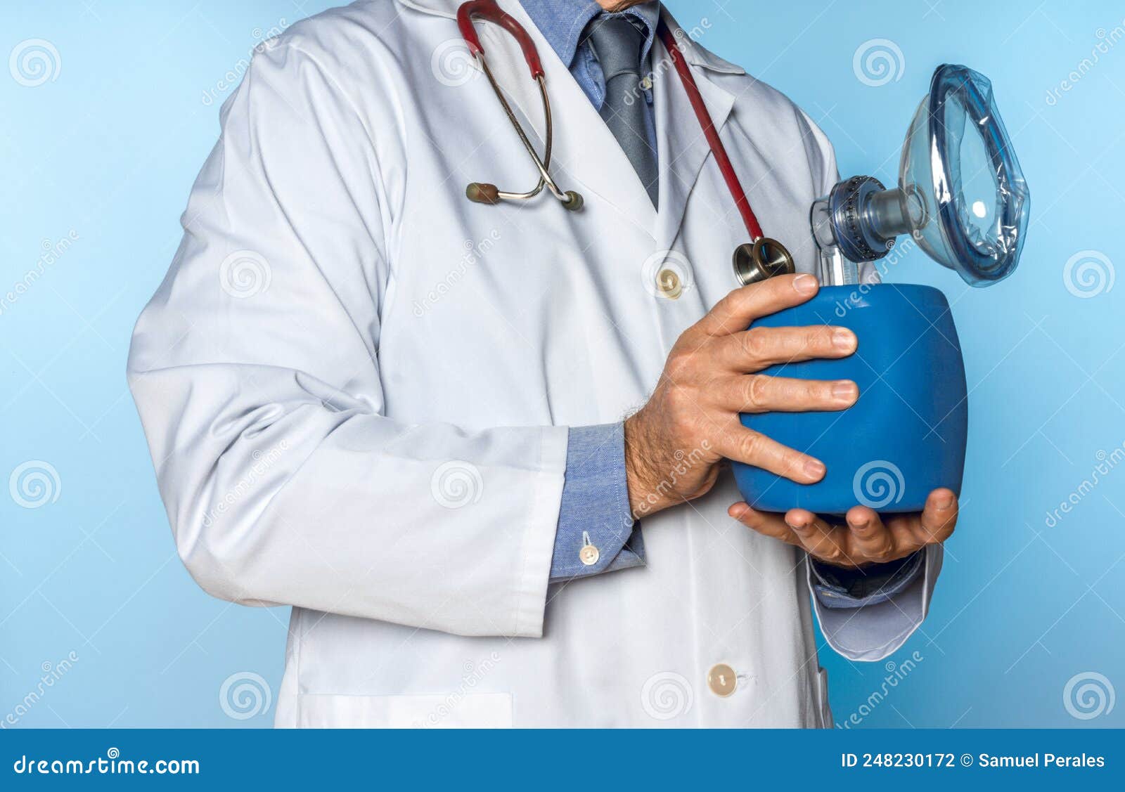 unrecognizable male doctor holding a hand-held resuscitator