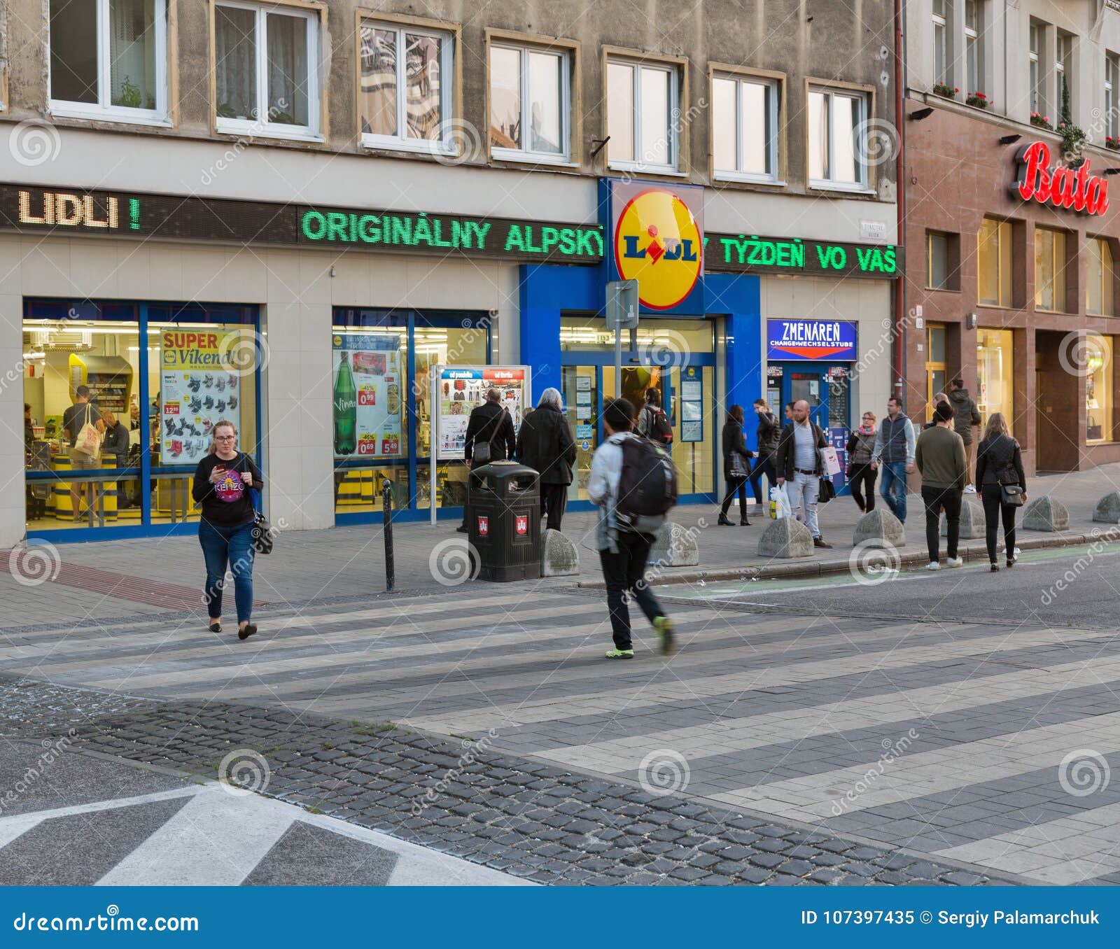 Het eens zijn met Mededogen Thriller Lidl Store in Bratislava City Center, Slovakia. Editorial Image - Image of  global, facade: 107397435