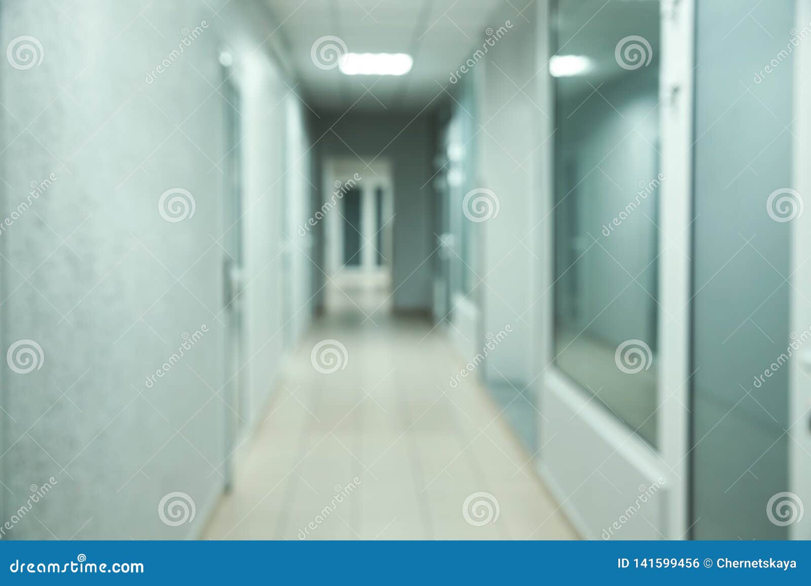 Unscharfe Ansicht des leeren Korridors im modernen Krankenhaus