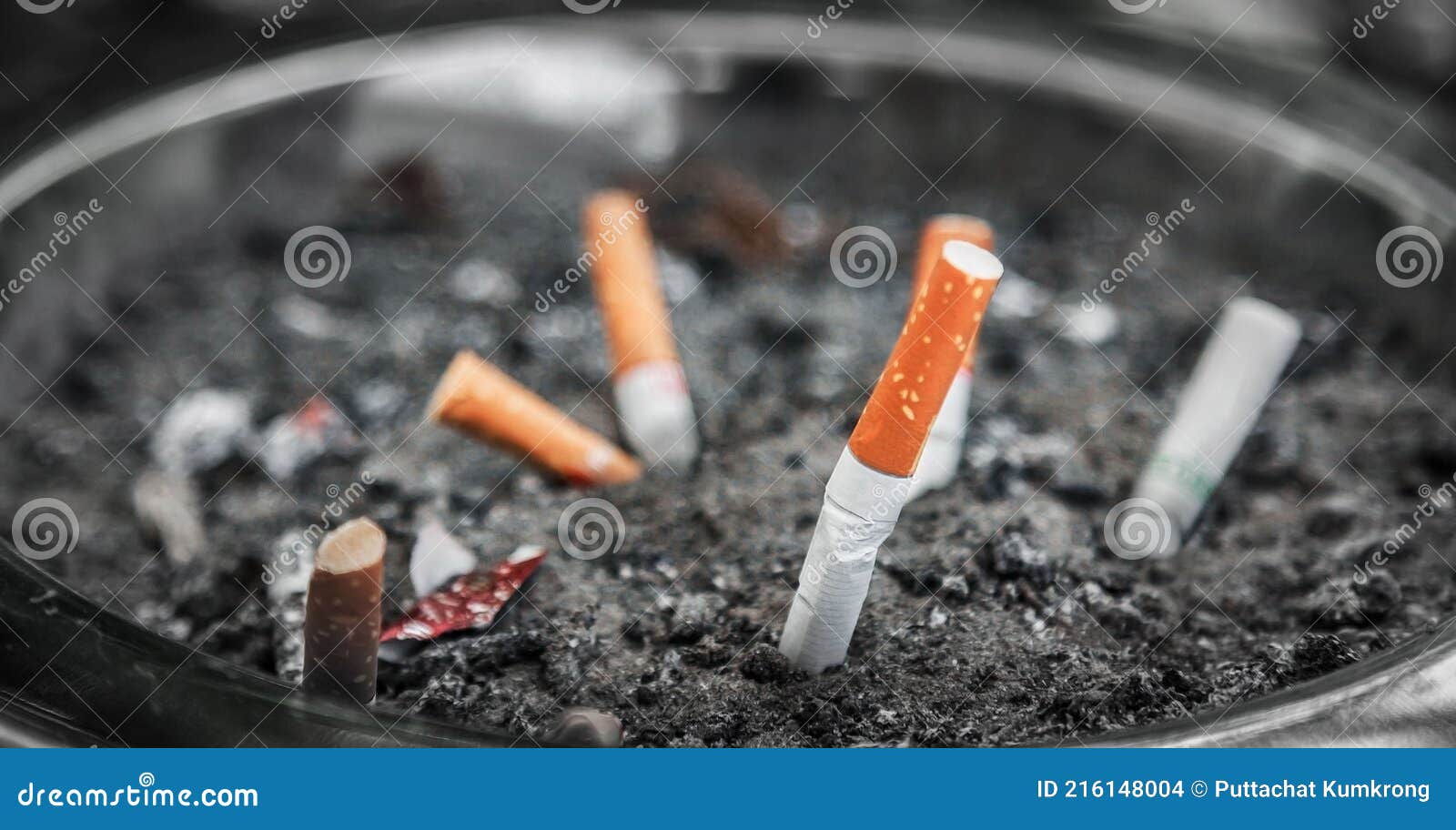 Unscharfer Aschenbecher Mit Vielen Zigarettenstummeln. Rauchen Ist