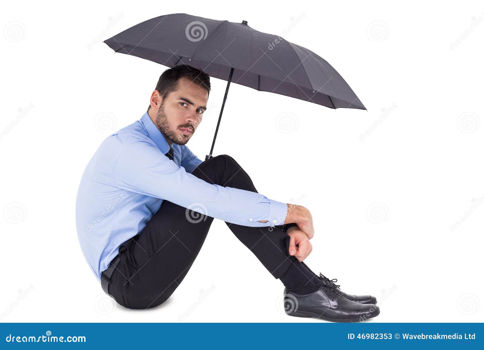 Зонтик сидит. Человек с зонтиком сидит. Человек сидит с зонтом. Парень с зонтиком сидит. Человек сидит под зонтиком.