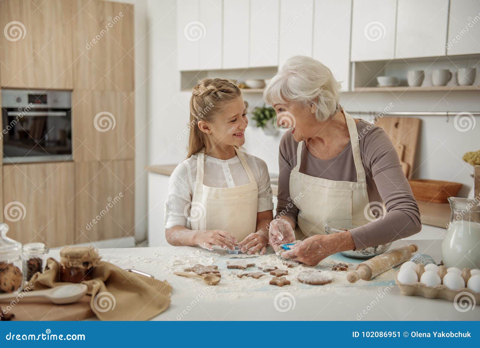 Grandma cookies. Бабушка картинки делает печеньки. Бабушка учит внучку заготовки банок. Бабушка учит детей считать. Family with Baking.