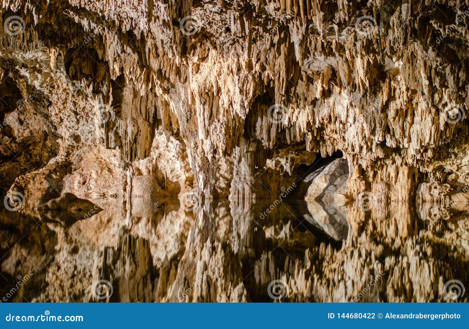 Untertagehöhlen Cenote Labnaha, Riviera-Maya, Mexiko. Cenote Labnaha, Untertagehöhle auf den Mexikanerriviera-Maya mit Stalaktiten und Stalagmiten