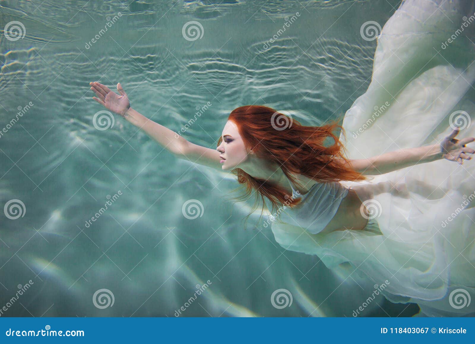 Rothaariges Mädchen Privsem im roten Seidenkleid zeigt nackten Körper unter Wasser