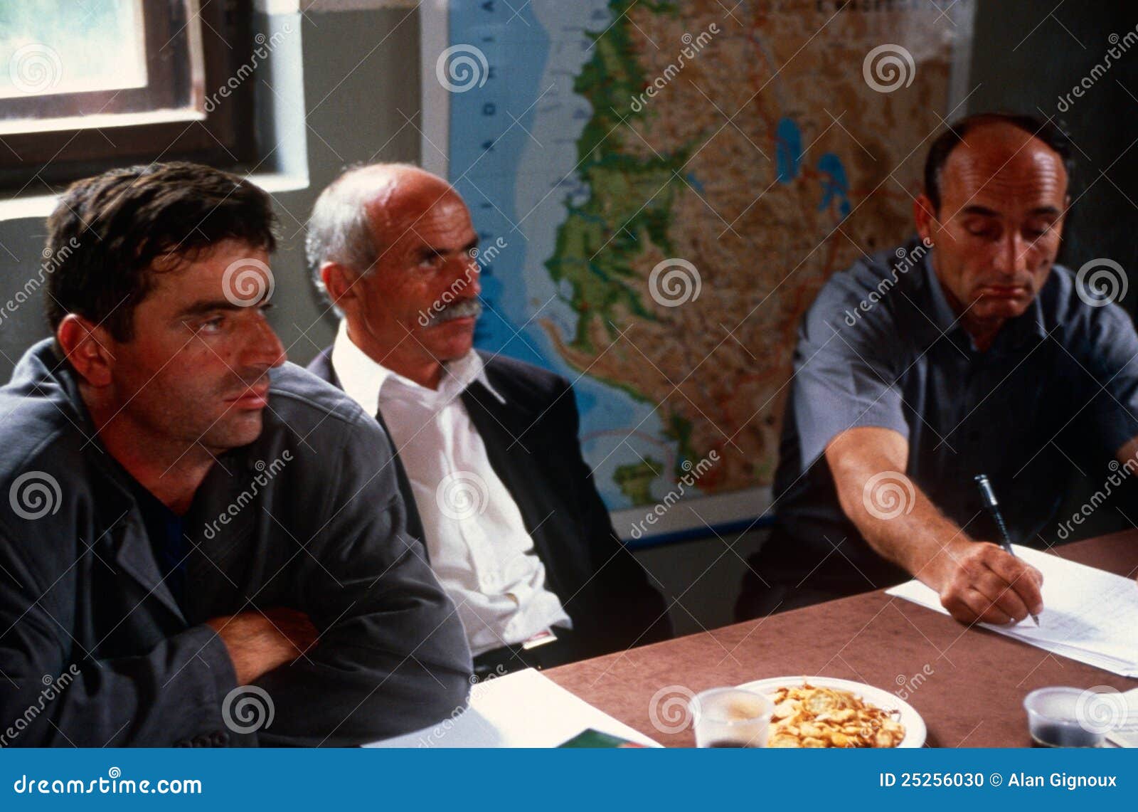 Gli Uomini Albanesi Sono Fedeli Uomini albanesi in Kosovo. immagine editoriale. Immagine di riunione