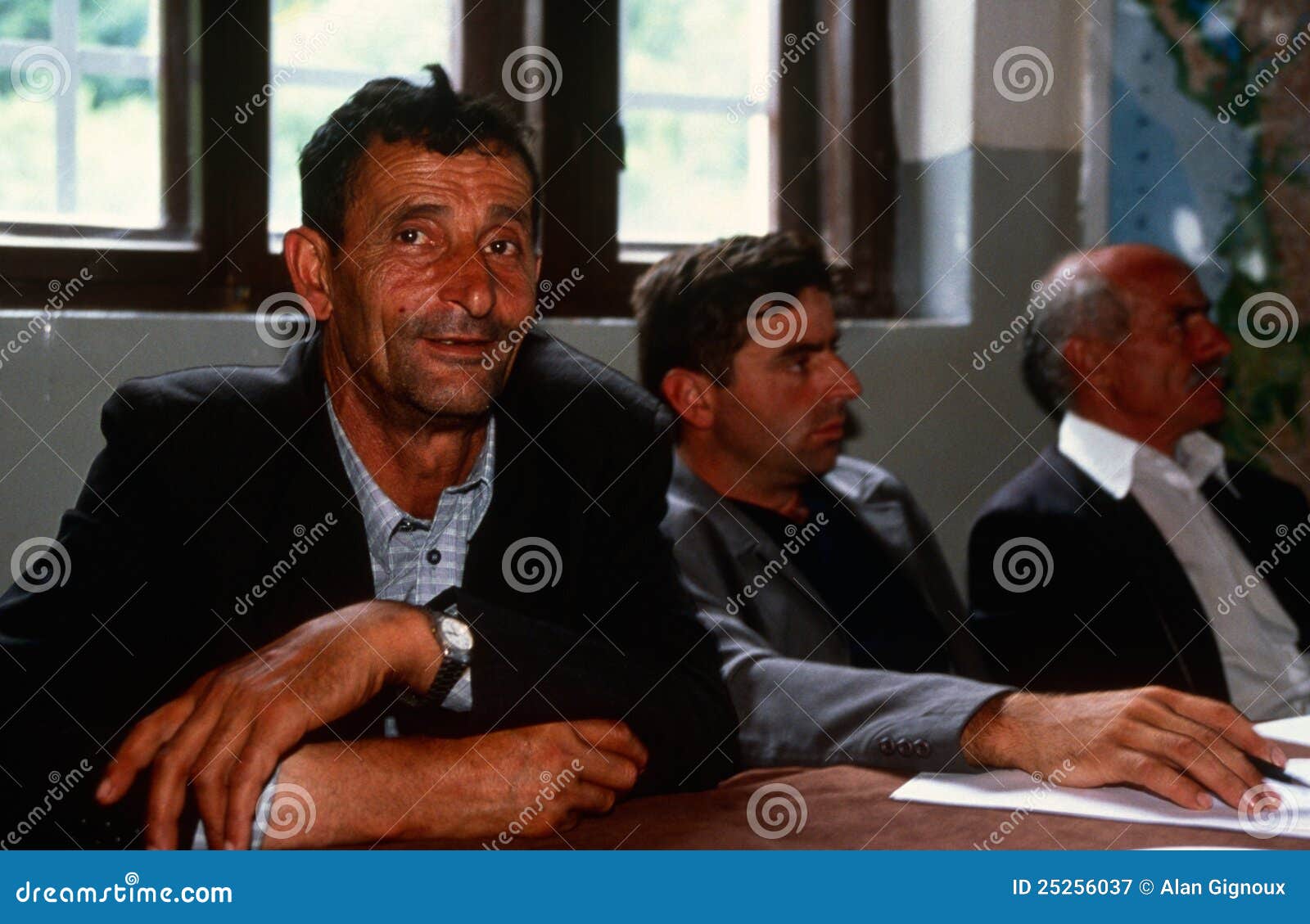 Gli Uomini Albanesi Sono Fedeli Uomini albanesi in Kosovo. fotografia editoriale. Immagine di interno