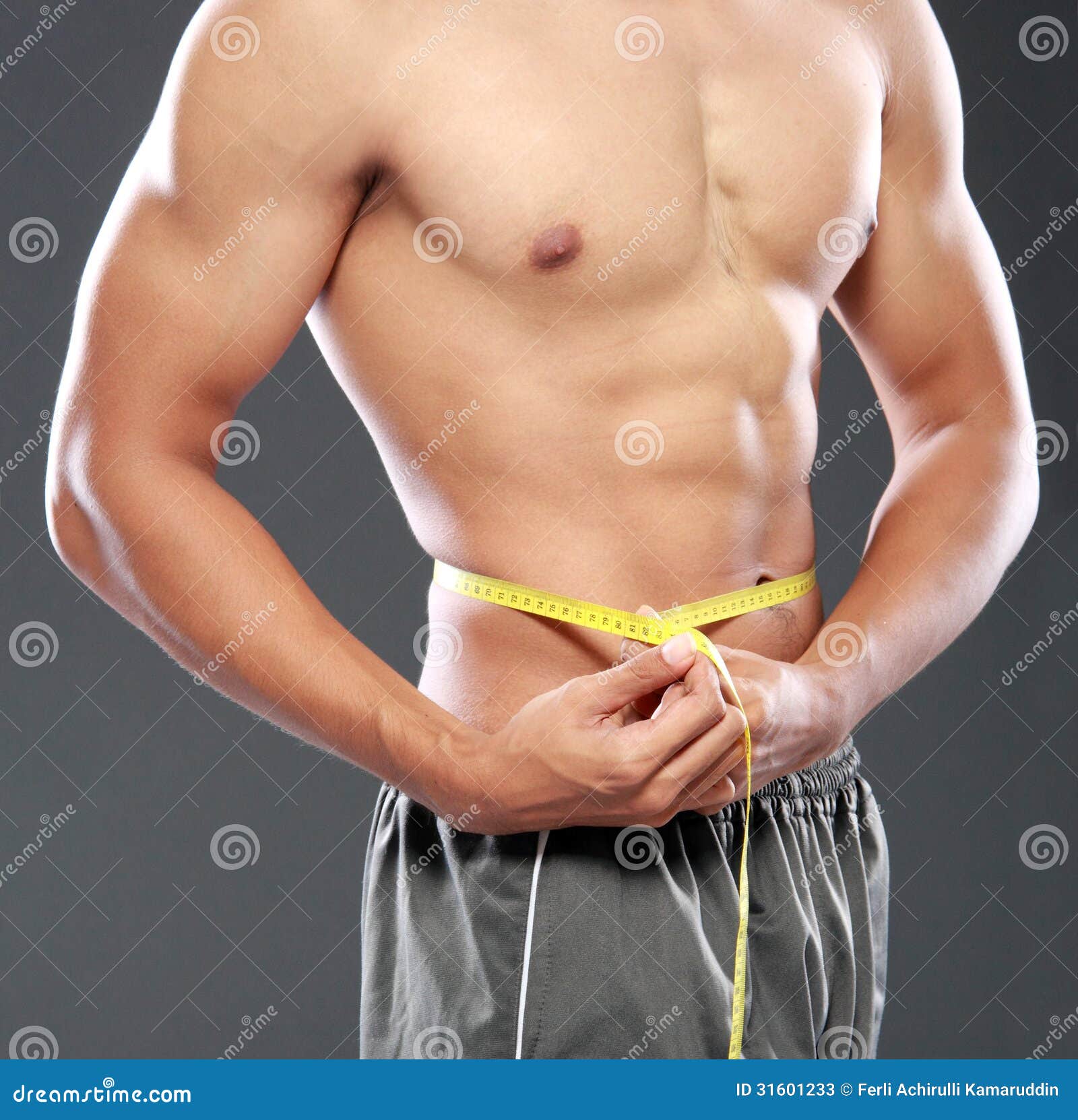 Ritratto degli uomini con gli ABS perfetti che misurano la sua vita