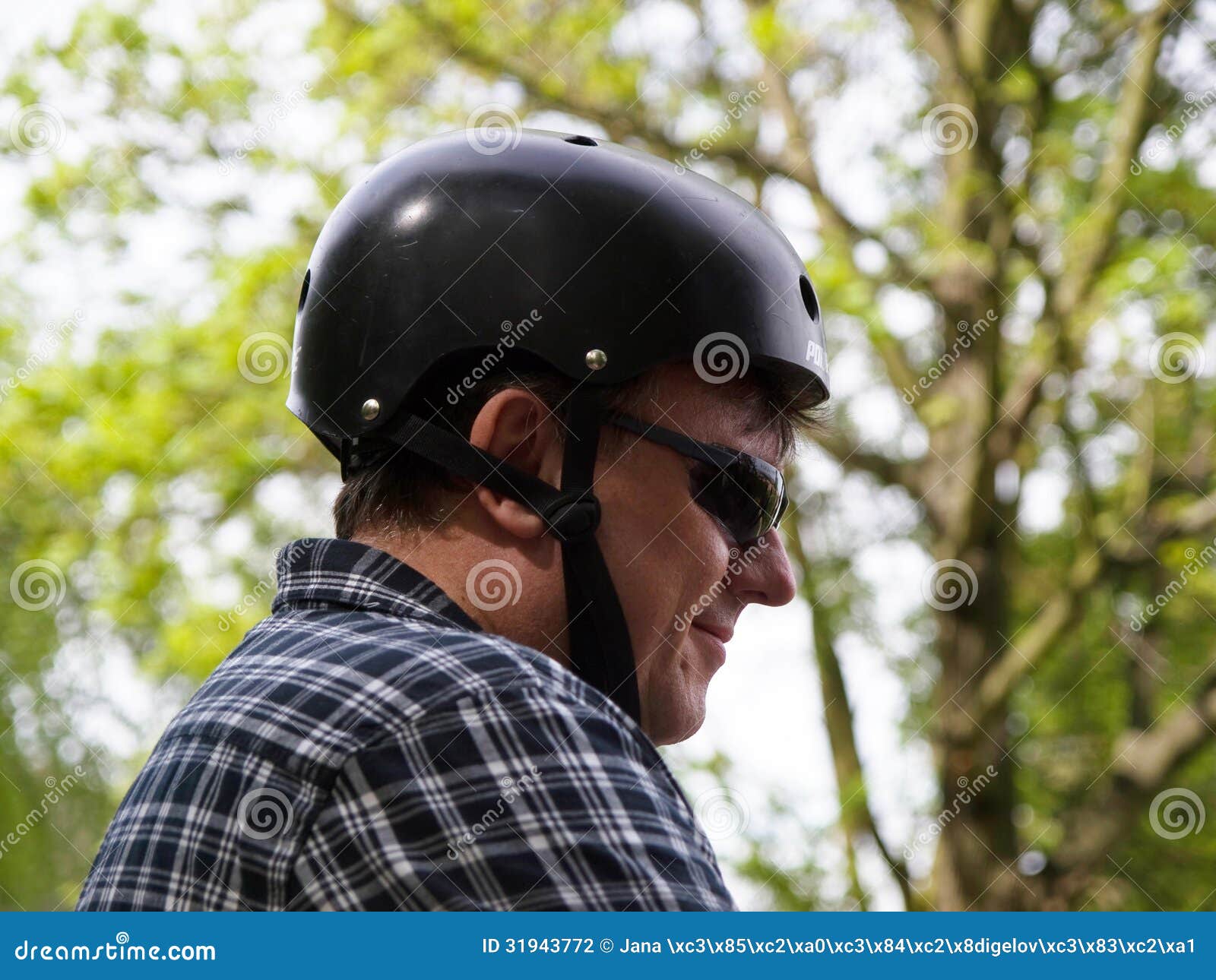 Uomini con il casco fotografia stock. Immagine di casco - 31943772