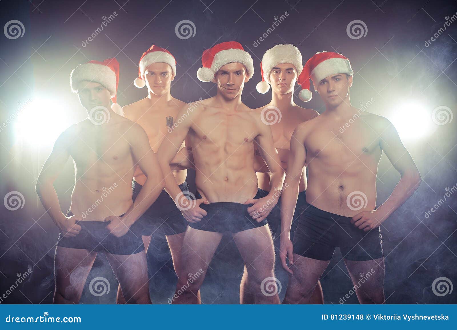 Immagini Natale Uomini.Uomini Muscolari Sexy Nella Forma Di Santa Nuovo Anno Di Natale Fotografia Stock Immagine Di Bodybuilding Maschio 81239148