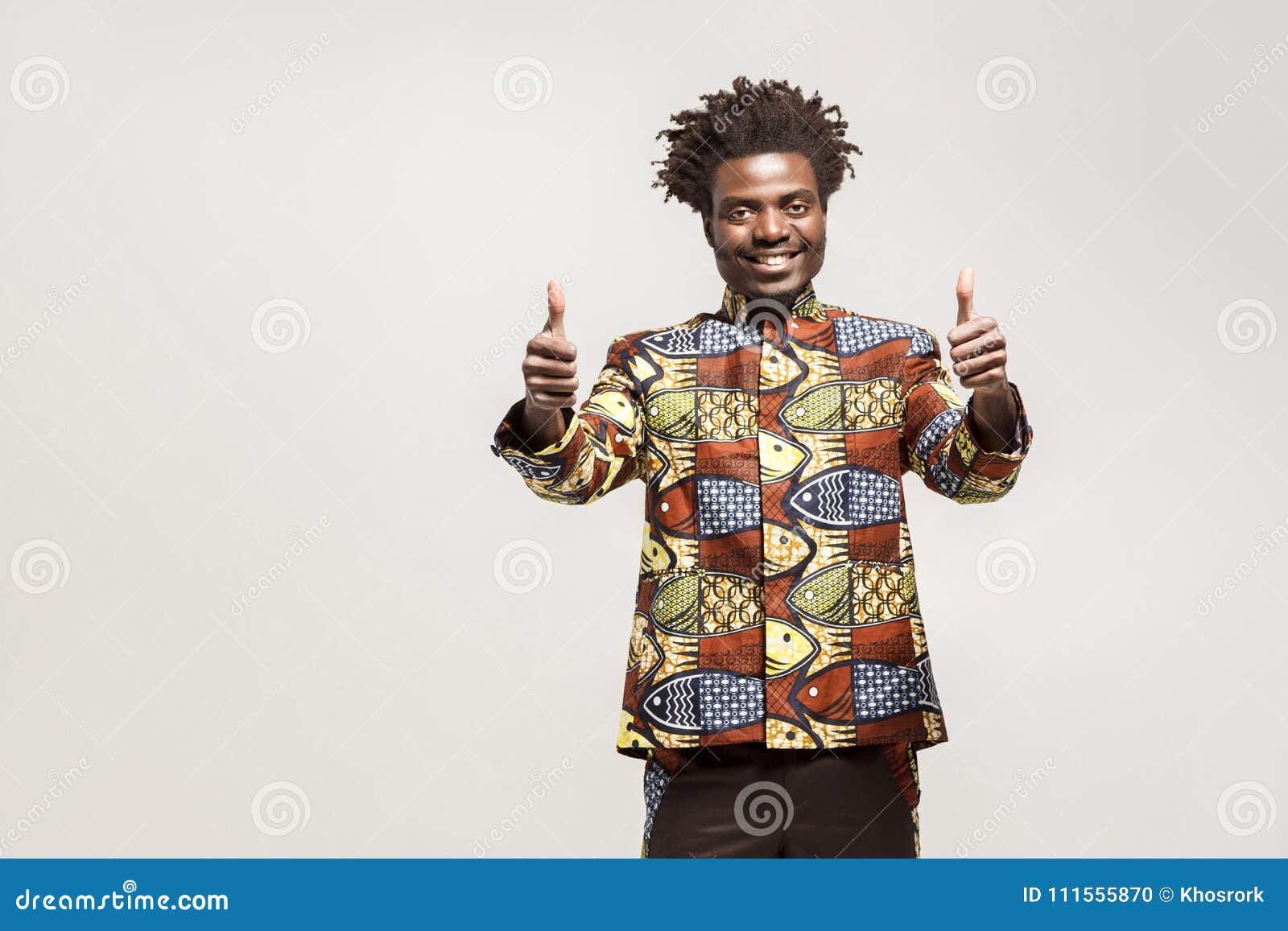 Uomo Africano In Vestiti Tradizionali Sorriso A Trentadue Denti Mostrante I Pollici Fotografia Stock Immagine Di Pollici Sorriso