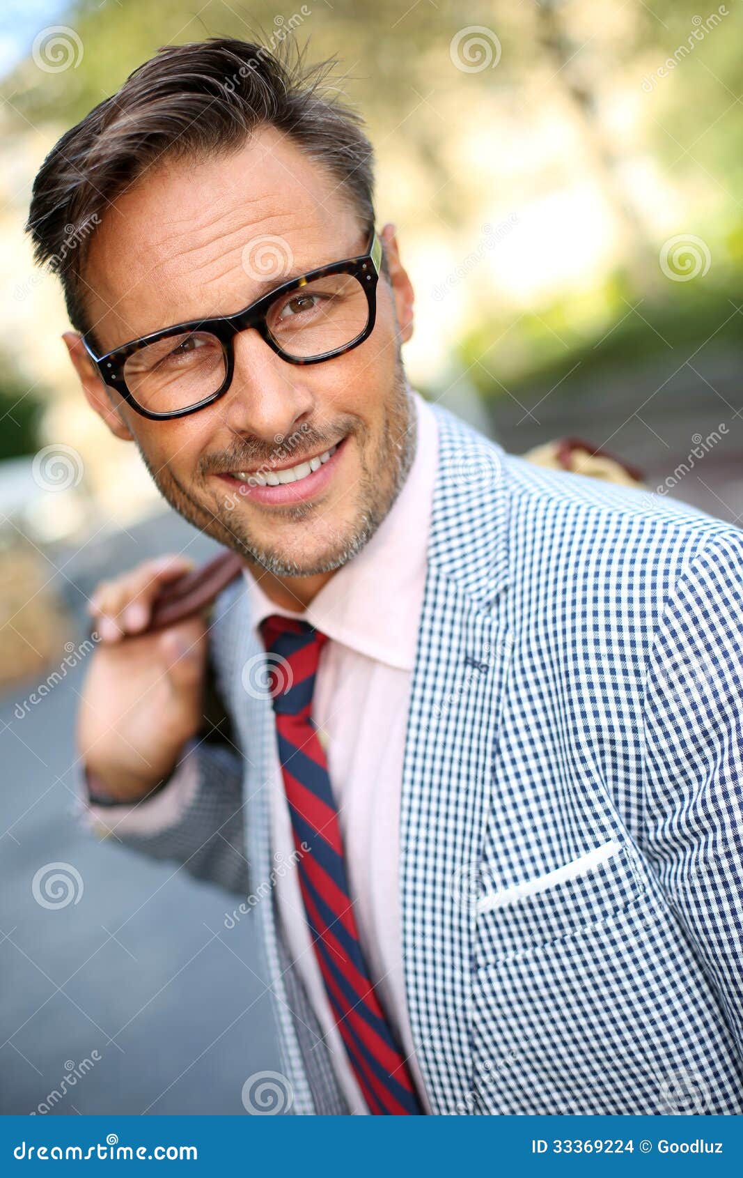 uomo alla moda con gli occhiali 33369224