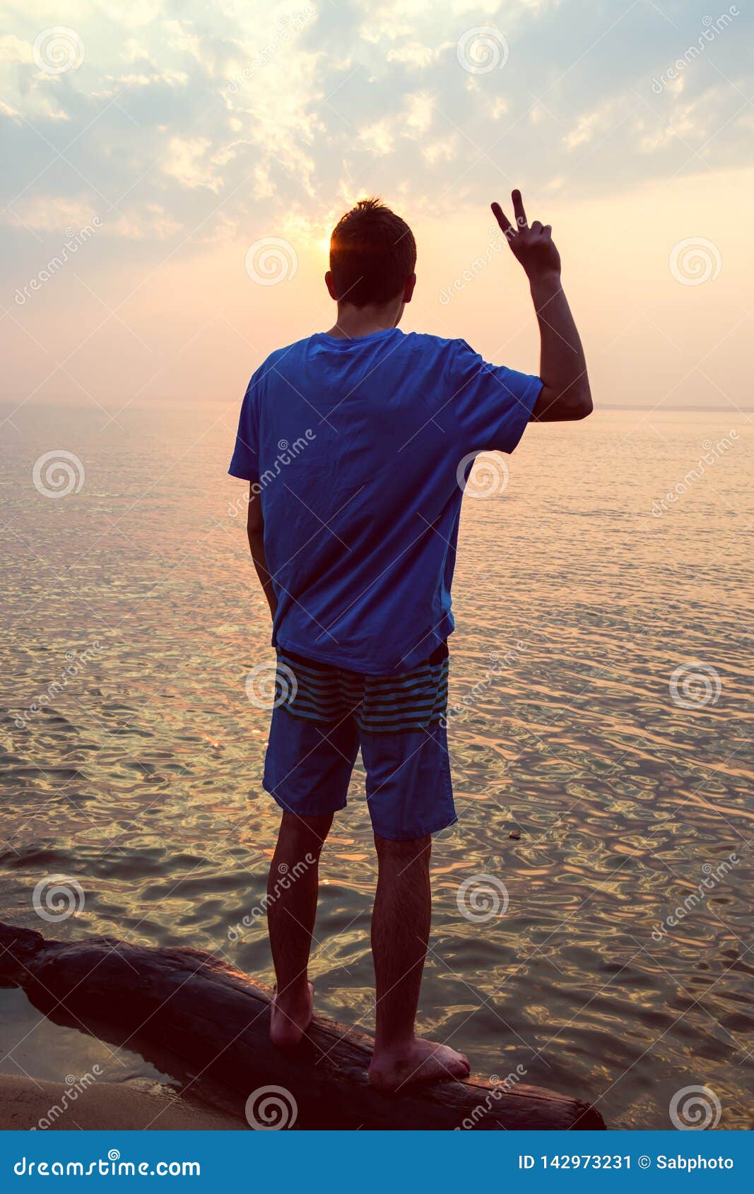 Uomo alla spiaggia immagine stock. Immagine di sole - 142973231