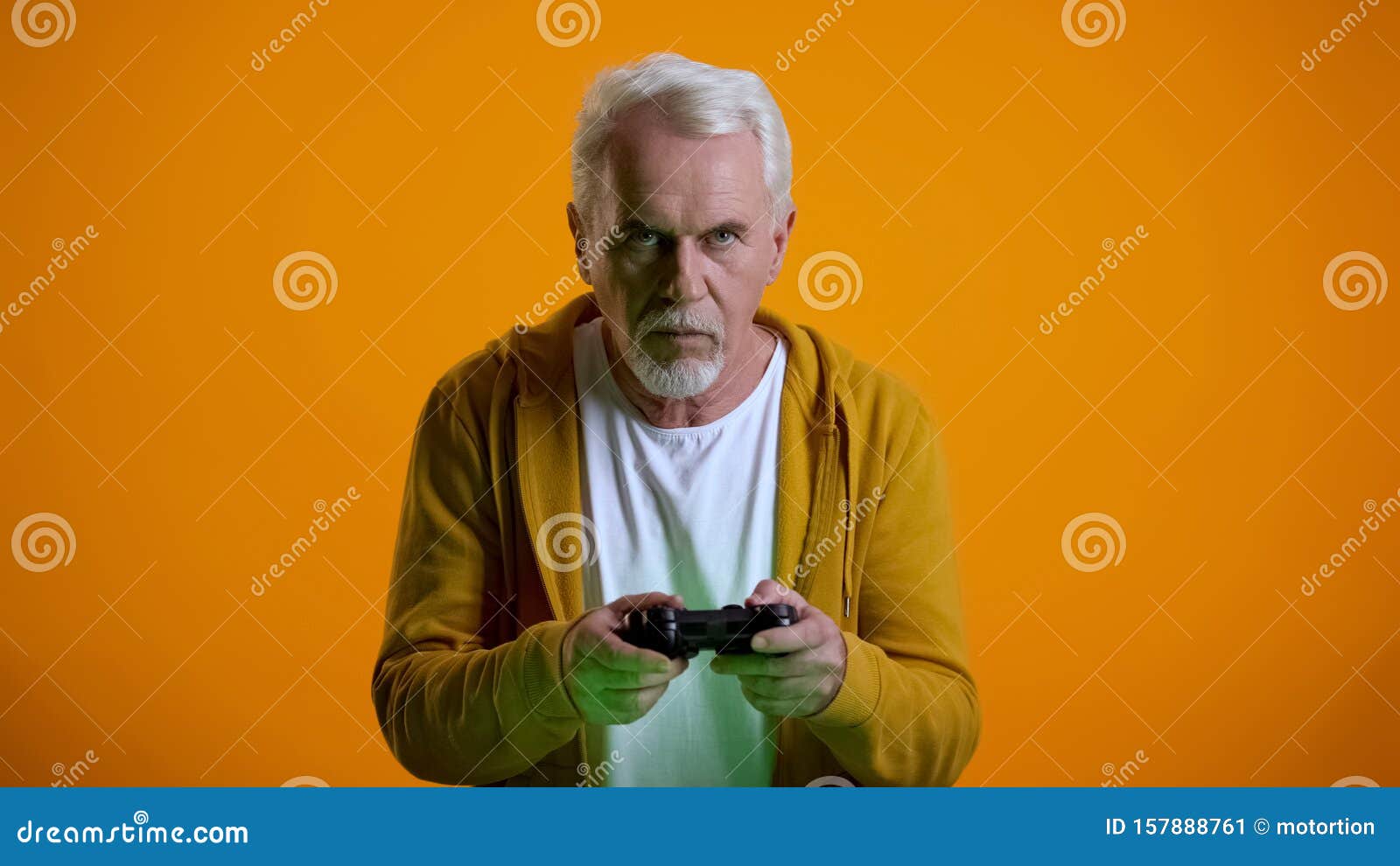 Uomo Anziano Con Joystick Che Gioca a Videogioco, Problema Di Dipendenza Da  Gadget Immagine Stock - Immagine di moderno, pensionato: 157888761