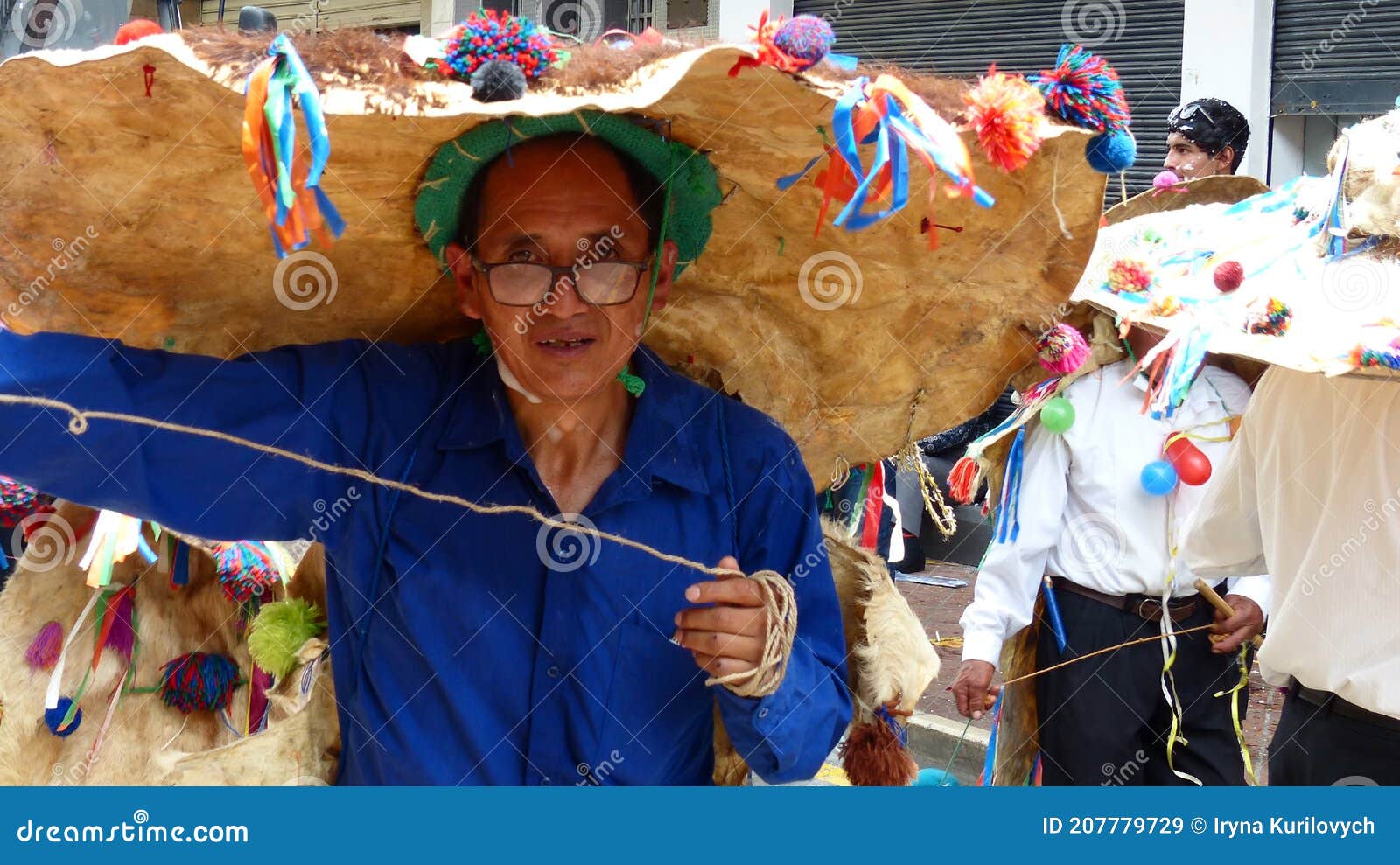 Uomo Anziano Con Un Cappello Enorme Come Personaggio Mitico Del Carnevale  Di Taita Immagine Stock Editoriale - Immagine di prestazioni, carnevale:  207779729