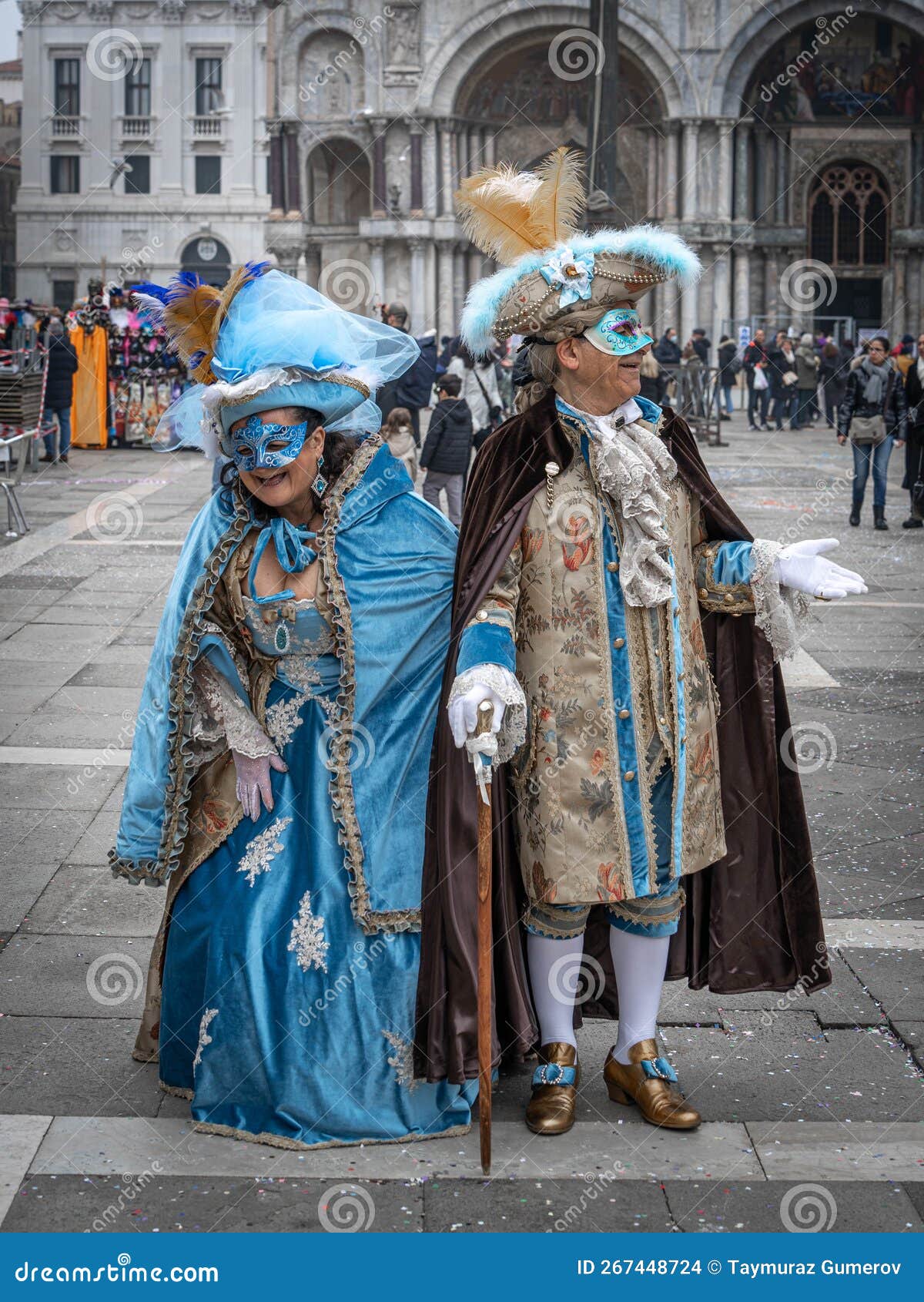 Uomo Anziano E Donna in Costume E Maschere Del Carnevale Medievale in  Piazza San Marco a Venice Immagine Stock Editoriale - Immagine di costume,  italia: 267448724