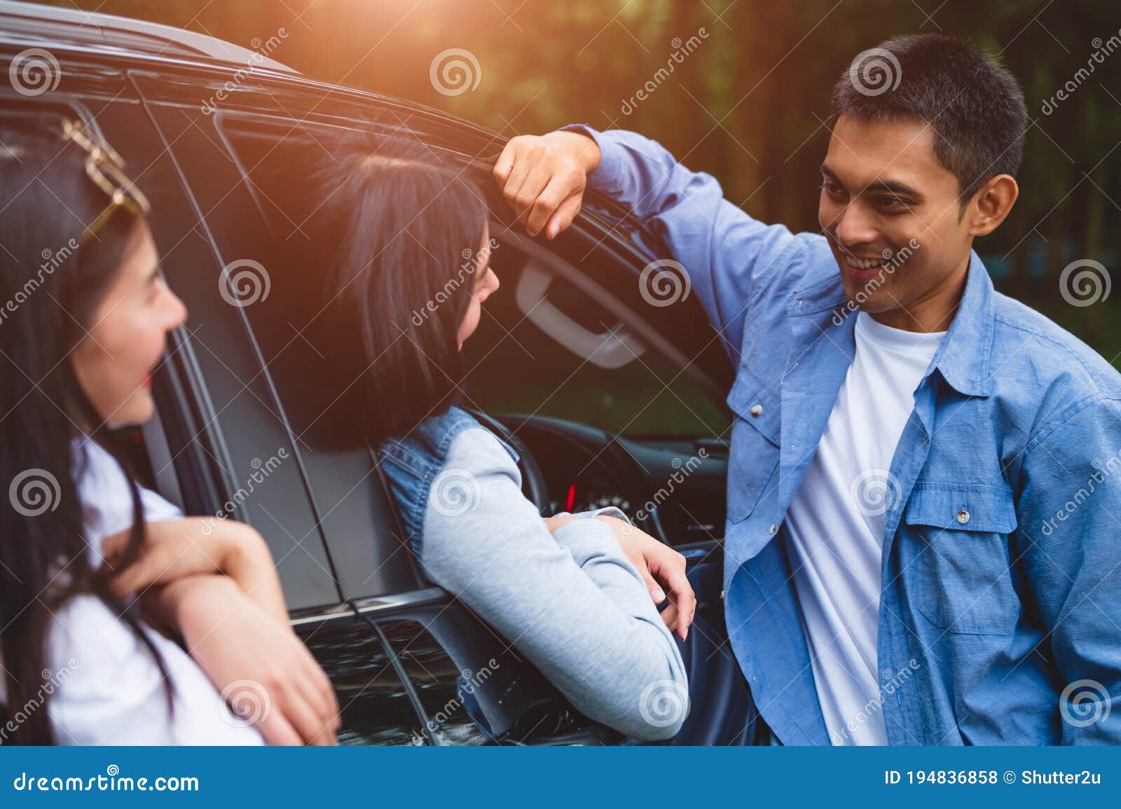 Uomo Asiatico Che Flirta Donne in Macchina Durante Un Viaggio Nella  Foresta. Ragazzo Che Parla Con Le Ragazze Per Incontrarsi. Sti Fotografia  Stock - Immagine di svago, felicità: 194836858