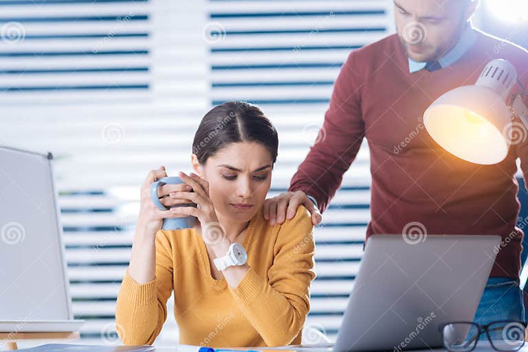 Se Un Uomo Ti Mette La Mano Sulla Spalla Uomo Attento Che Mette Una Mano Su Una Spalla Del Suo Collega Stanco