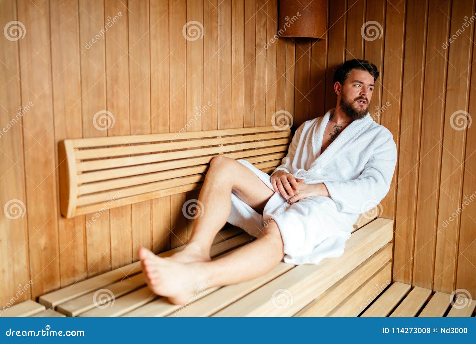 Uomo Bello Che Si Rilassa Nella Sauna Fotografia Stock Immagine di