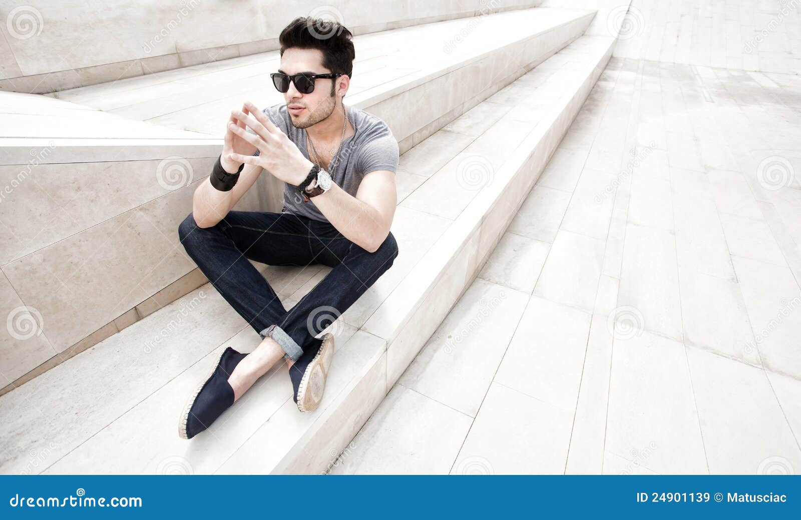 Quando Un Uomo Cambia Atteggiamento Uomo Bello Con L'atteggiamento Serio Immagine Stock - Immagine di