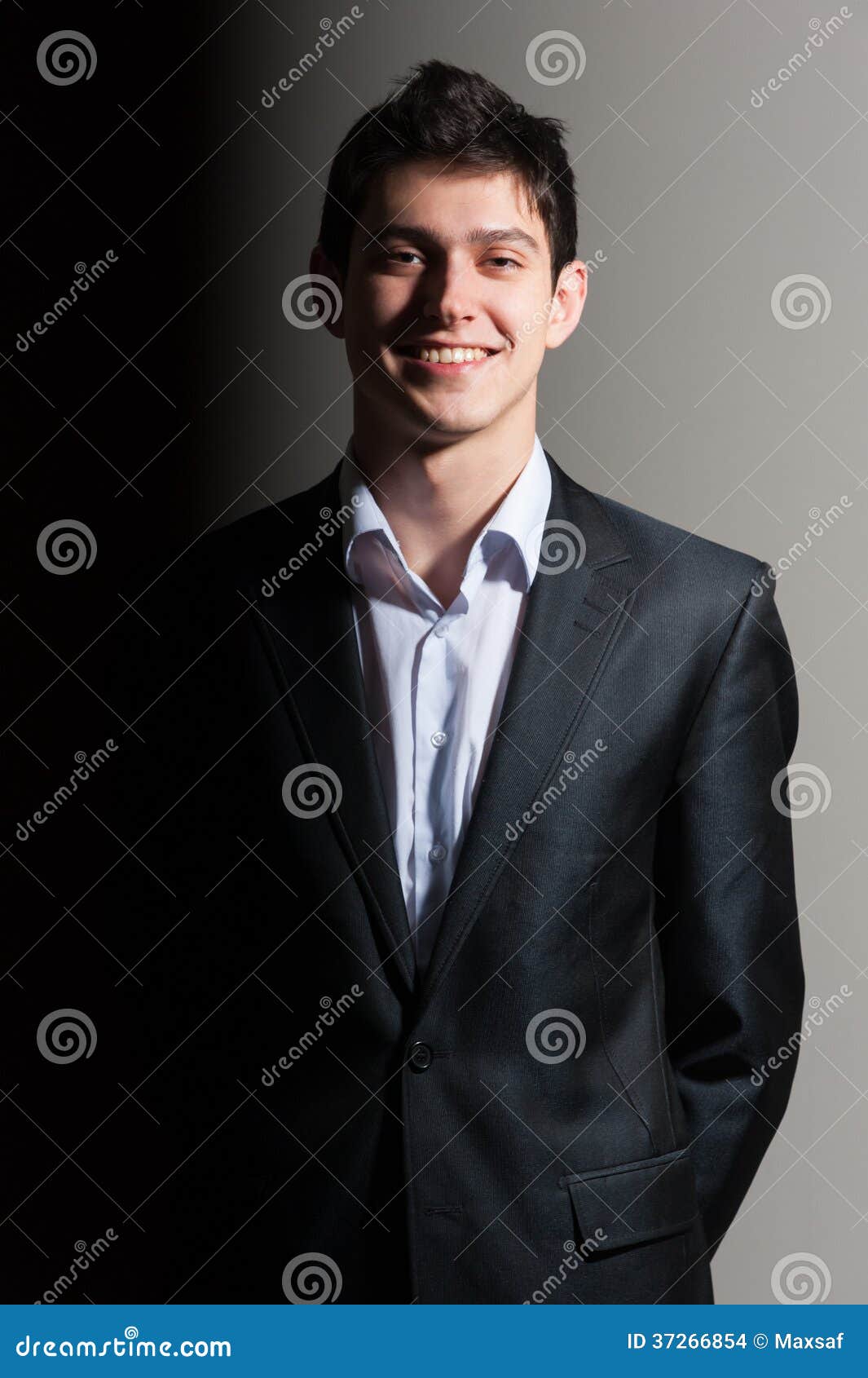 Uomo Bello Sorridente Di Affari in Vestito Su Fondo Grigio Fotografia ...