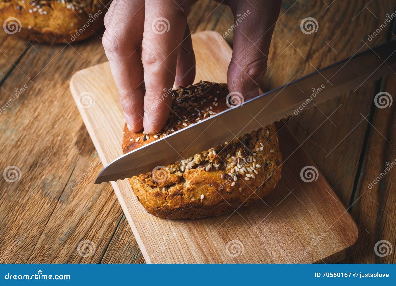 Uomo Che Affetta Pane Su Una Scheda Di Legno Immagine Stock - Immagine di  alimento, cotto: 70580167