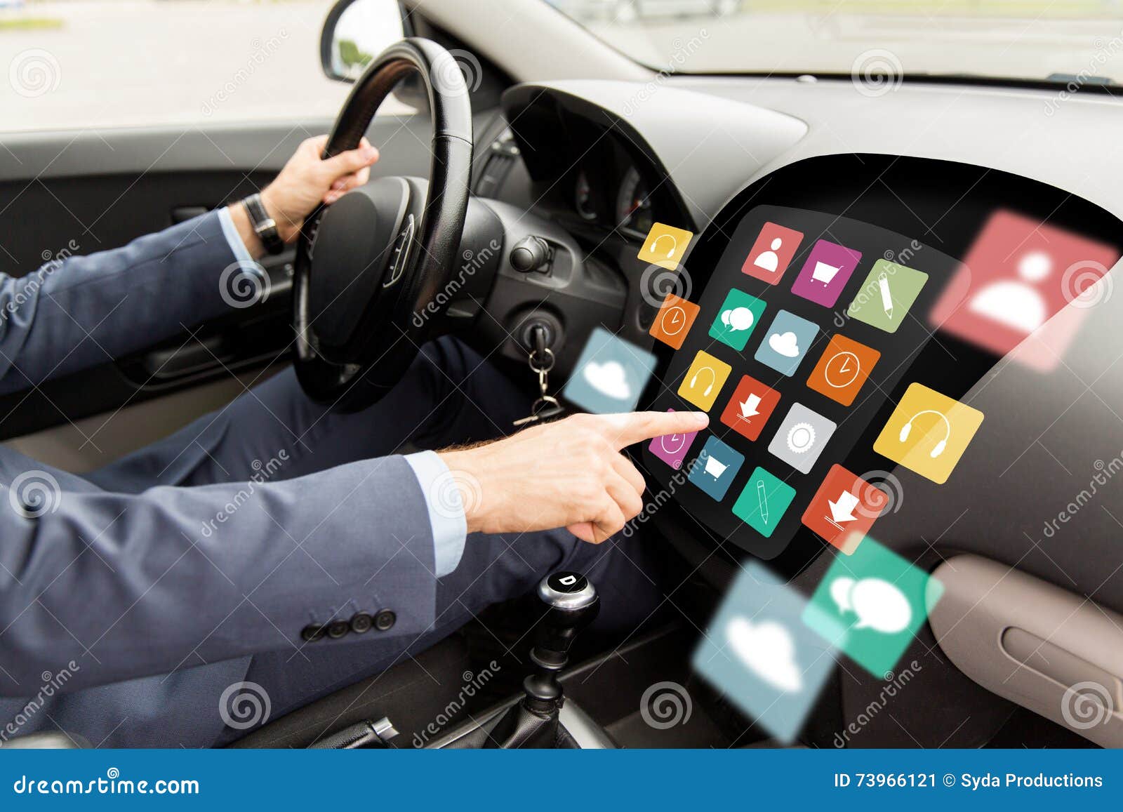 Uomo Che Conduce Automobile Con Il Computer Di Bordo Delle Icone Del Menu  Immagine Stock - Immagine di apparecchiatura, automobile: 73966121