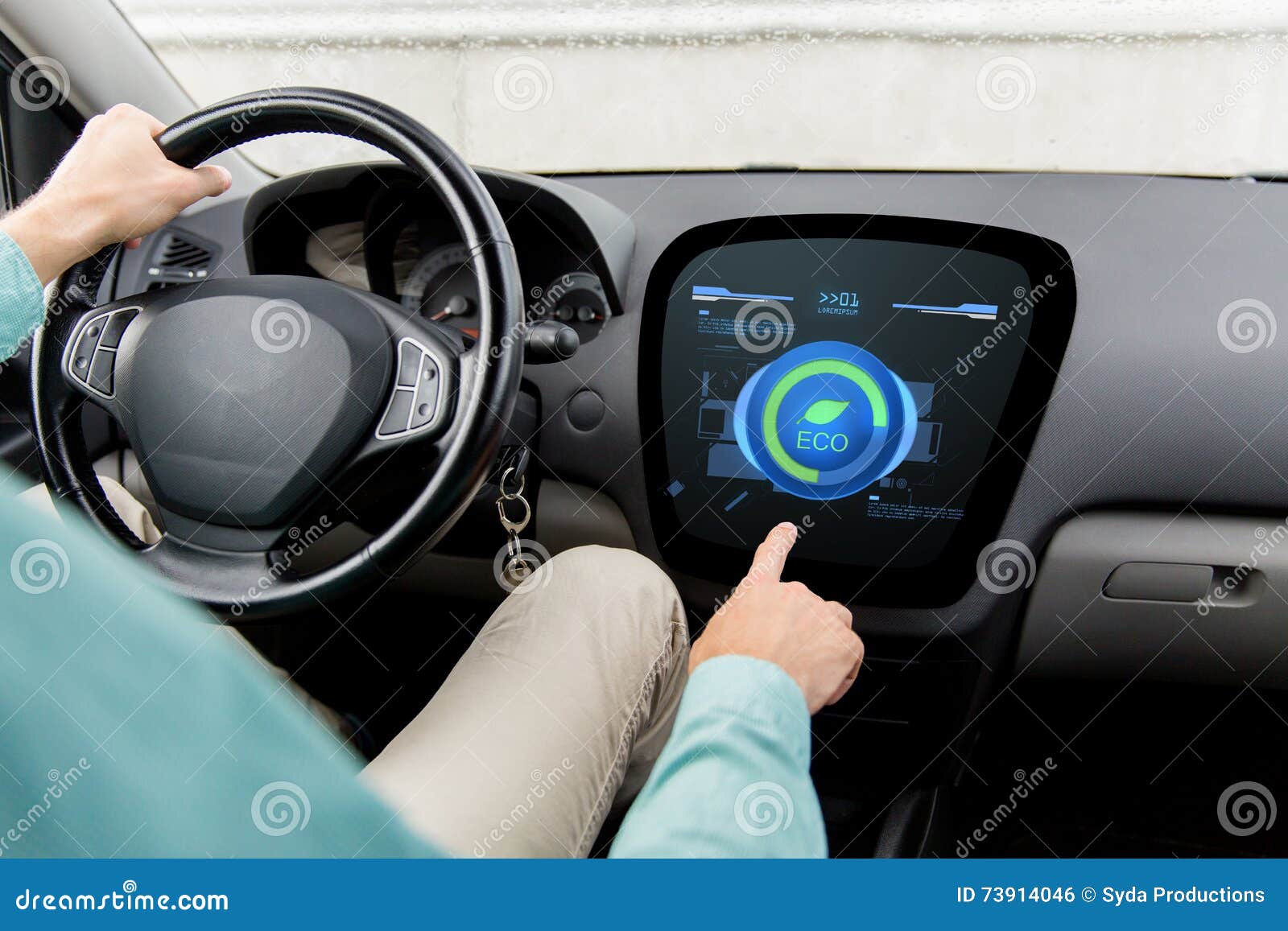 Uomo Che Conduce Automobile Con Il Computer Di Bordo Di Modo Di Eco  Fotografia Stock - Immagine di automobile, elettronica: 73914046