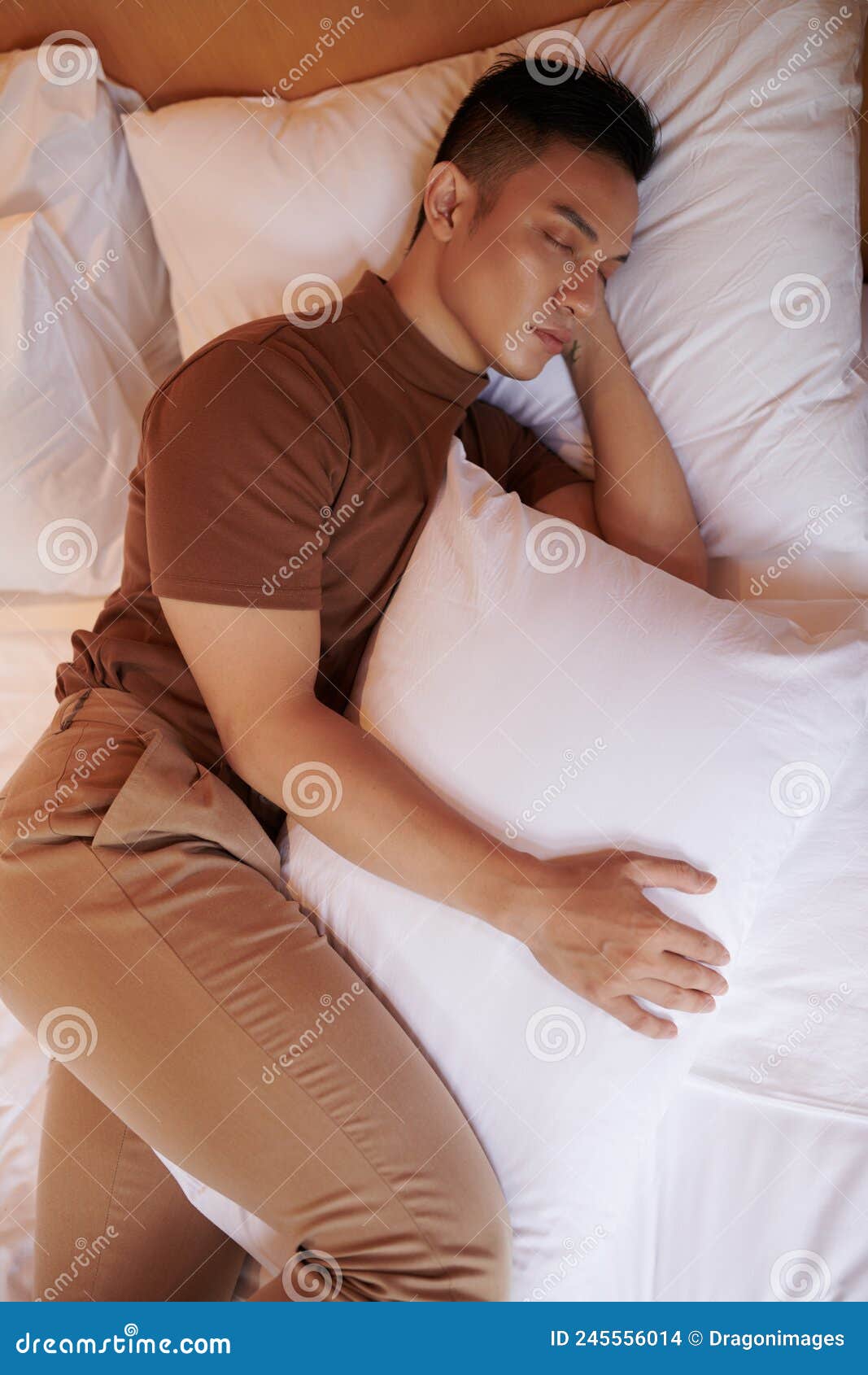 Uomo Che Dorme Con Il Cuscino Tra Le Gambe Fotografia Stock - Immagine di  lifestyle, corretto: 245556014