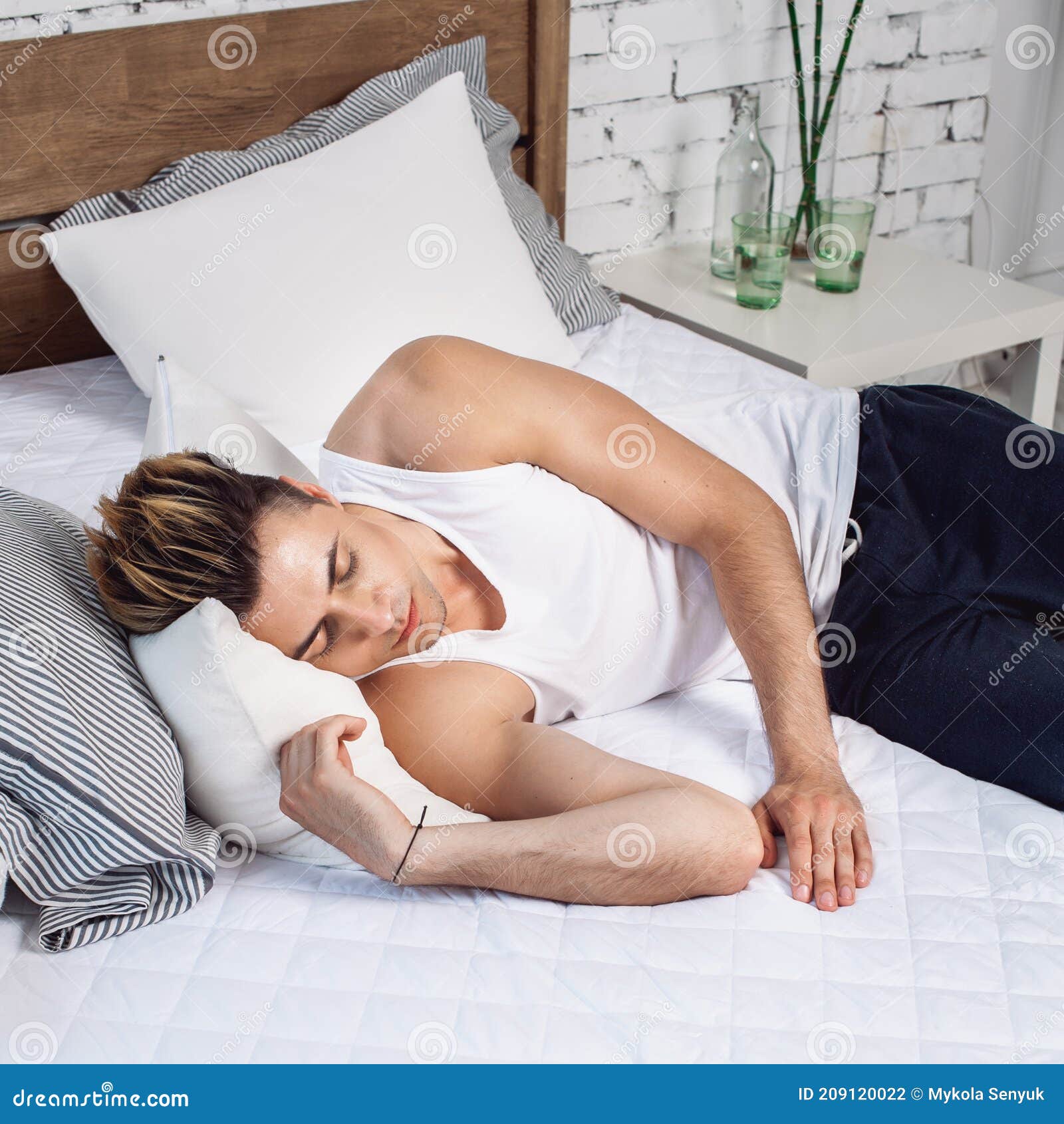 Uomo Che Dorme Su Un Cuscino Bianco E Un Materasso Su Un Letto Di
