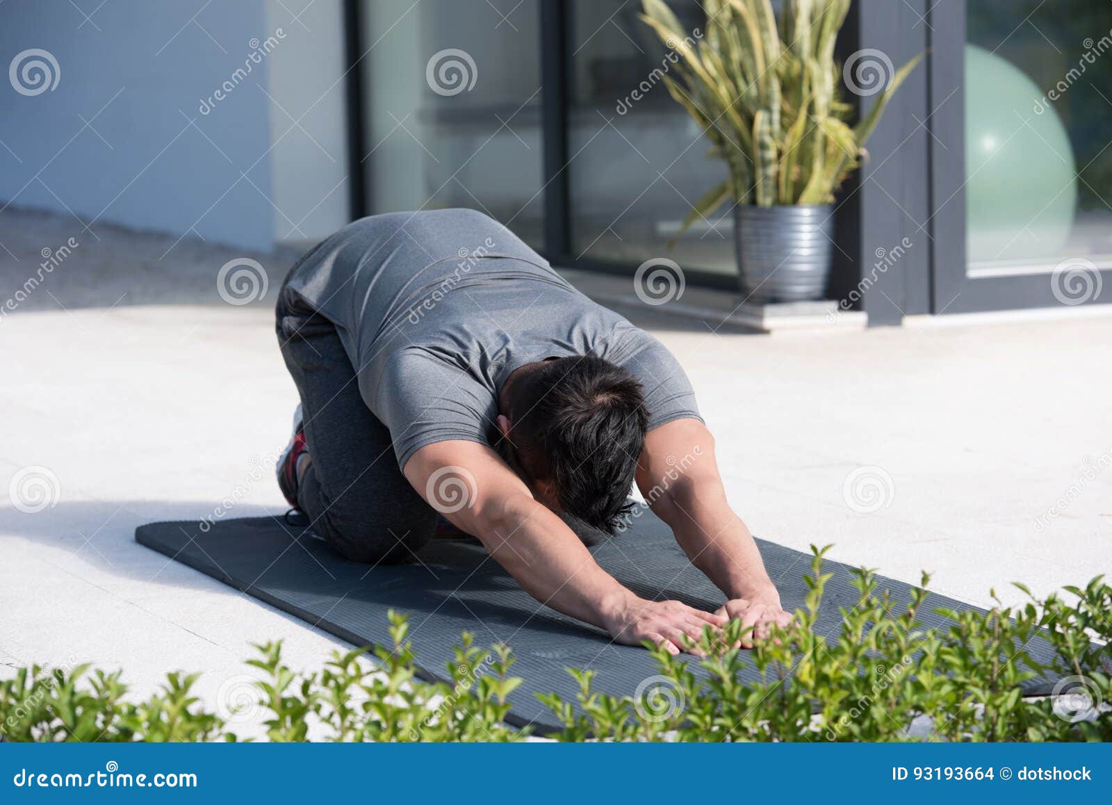 Uomo Che Fa Gli Esercizi Di Yoga Di Mattina Fotografia Stock Immagine Di Nave Aperto