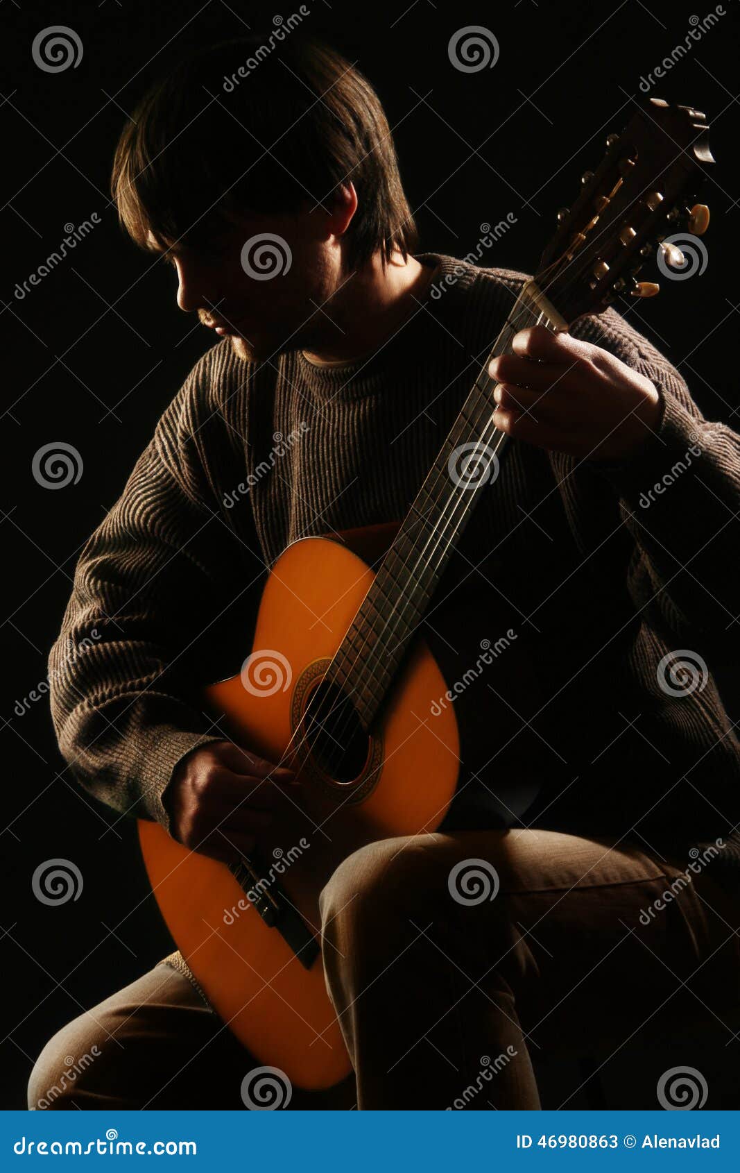 Uomo Che Gioca Il Chitarrista Del Classico Della Chitarra Immagine