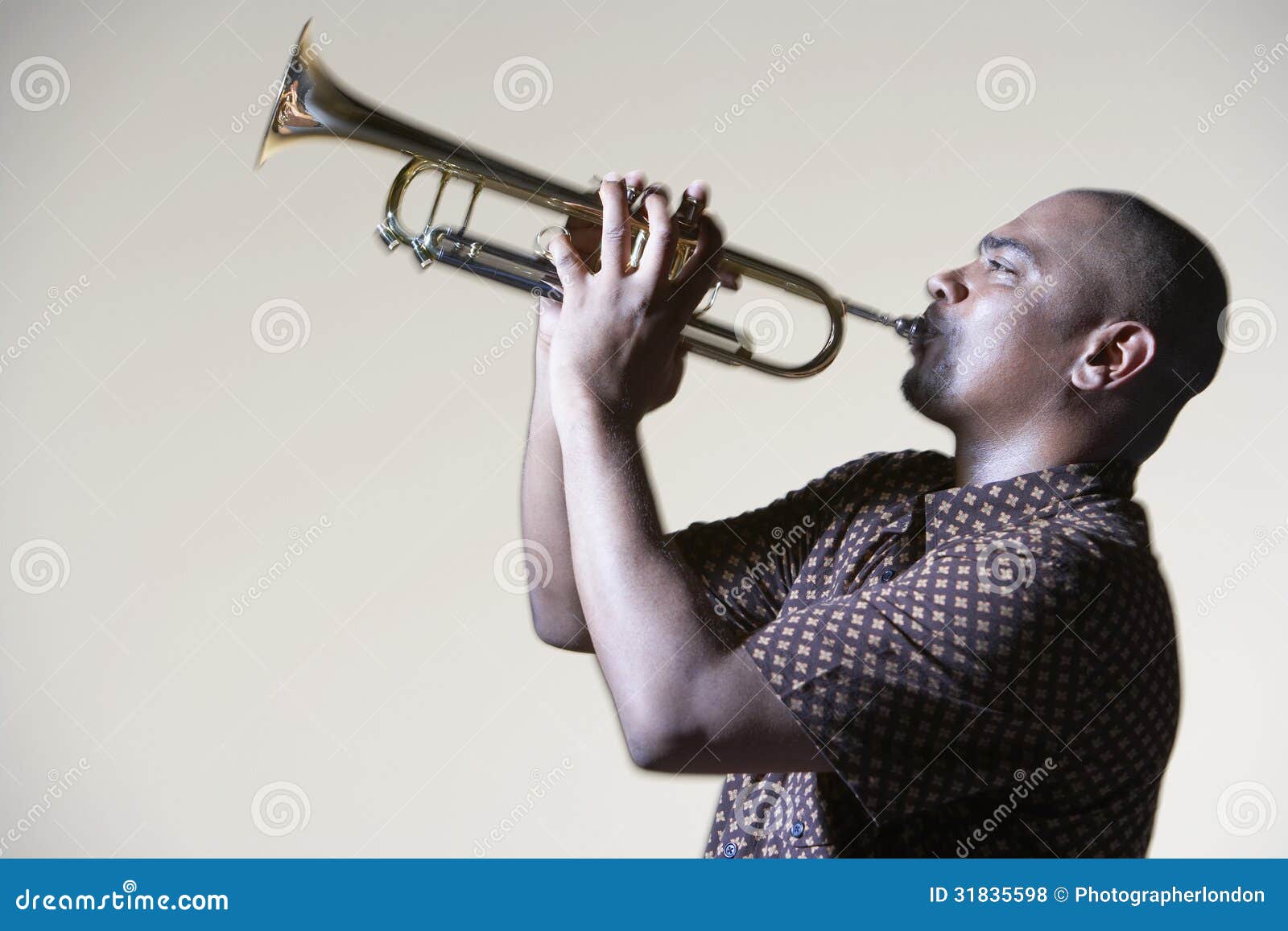 Uomo che gioca tromba fotografia stock. Immagine di intrattenimento