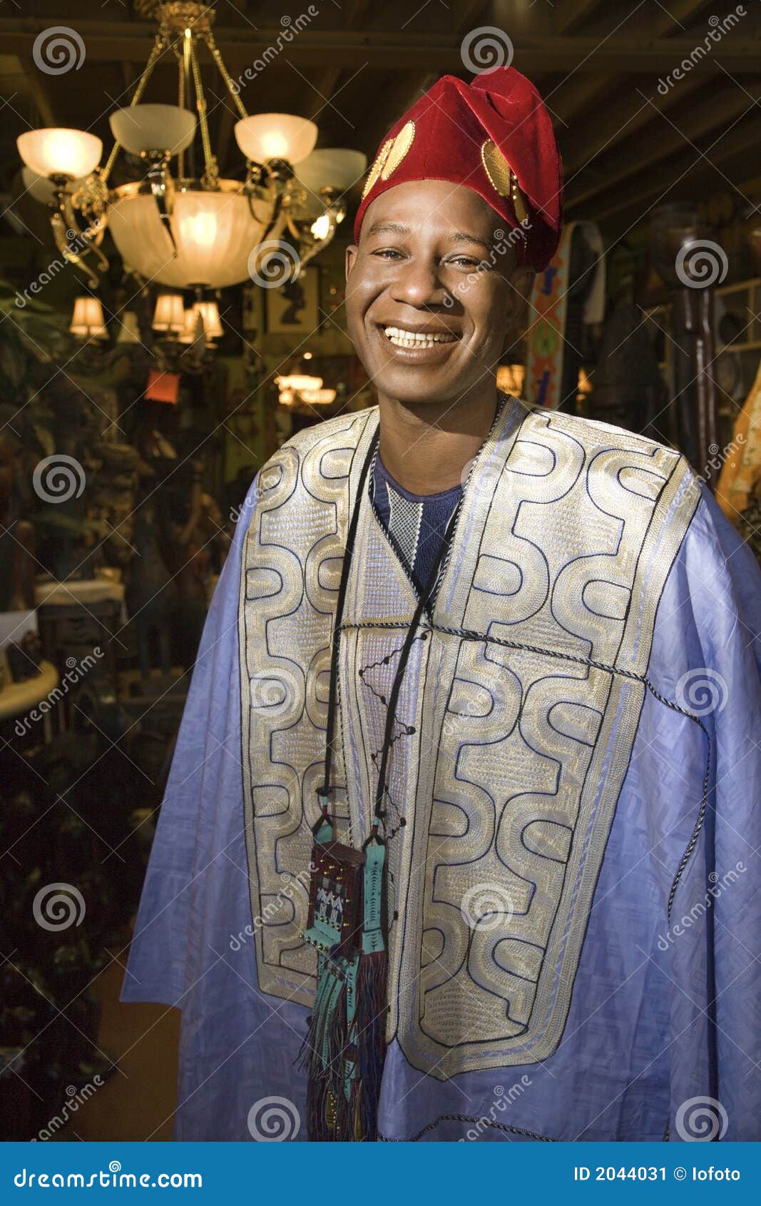 Uomo Che Indossa Vestiti Africani Tradizionali Foto Foto Stock Gratis E Royalty Free Da Dreamstime