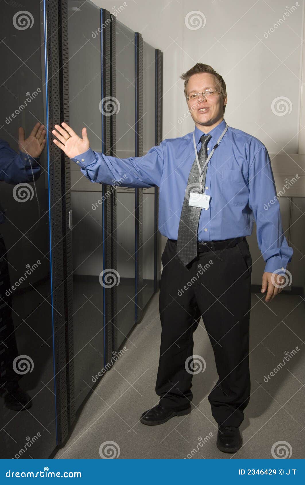 Uomo Che Mostra La Stanza Del Server Immagine Stock Immagine di