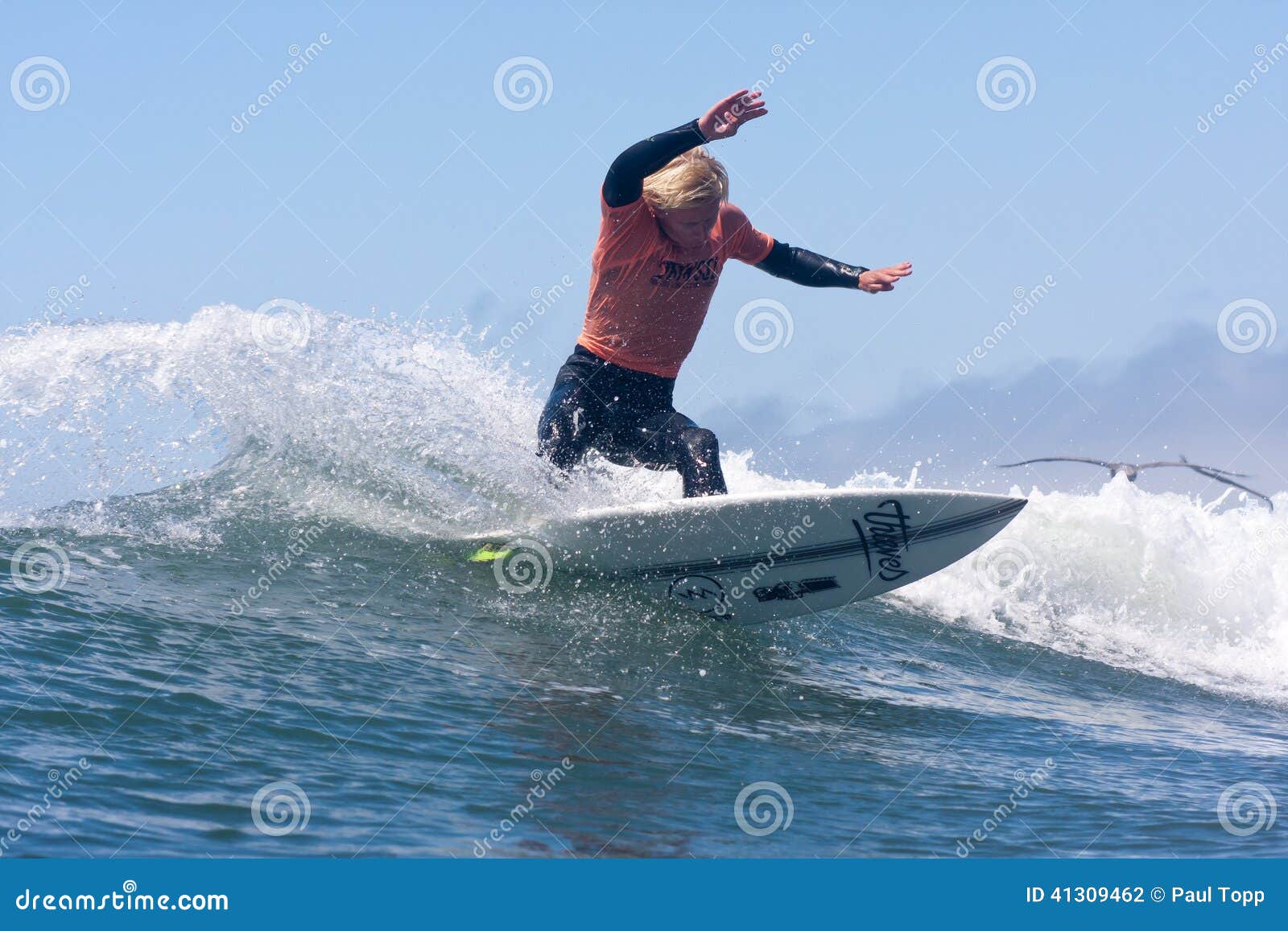 Uomo che pratica il surfing su Wave in Santa Cruz California. Il surfista, Willie Eagleton colpisce il labbro mentre pratica il surfing in una concorrenza della spuma in Santa Cruz, la California