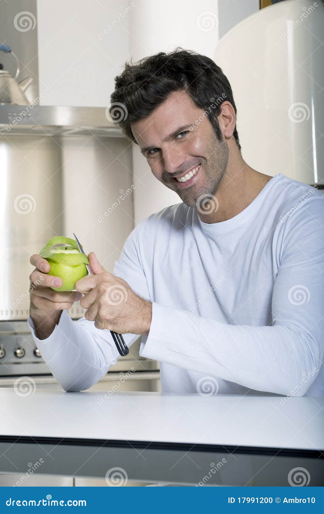 Uomo che sbuccia una mela fotografia stock. Immagine di colazione - 17991200