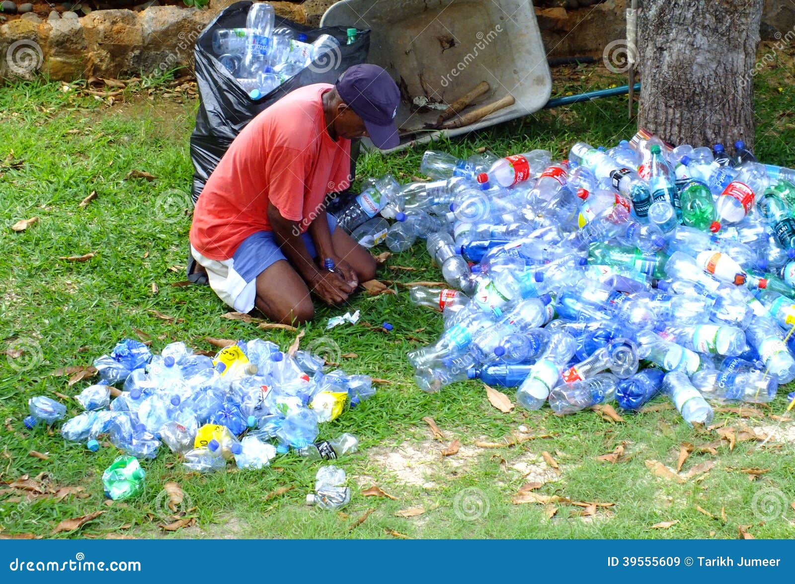 Uomo Che Schiaccia Le Bottiglie Di Plastica Immagine Stock Editoriale -  Immagine di esotico, spazzatura: 39555609