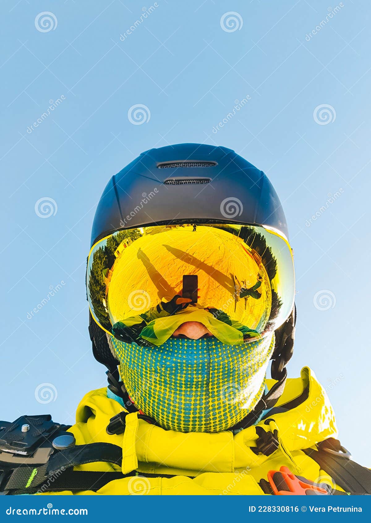 Uomo Che Si Fa Selfie Con Occhiali Da Sci E Mascherine Fotografia Stock -  Immagine di montagne, mascherina: 228330816