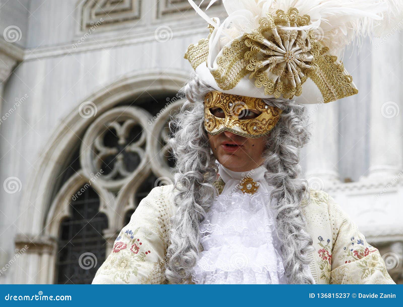 Uomo Che Si Maschera Come Aristocratico Al Carnevale Di Venezia L'Italia  Fotografia Editoriale - Immagine di trucco, decorazione: 136815237