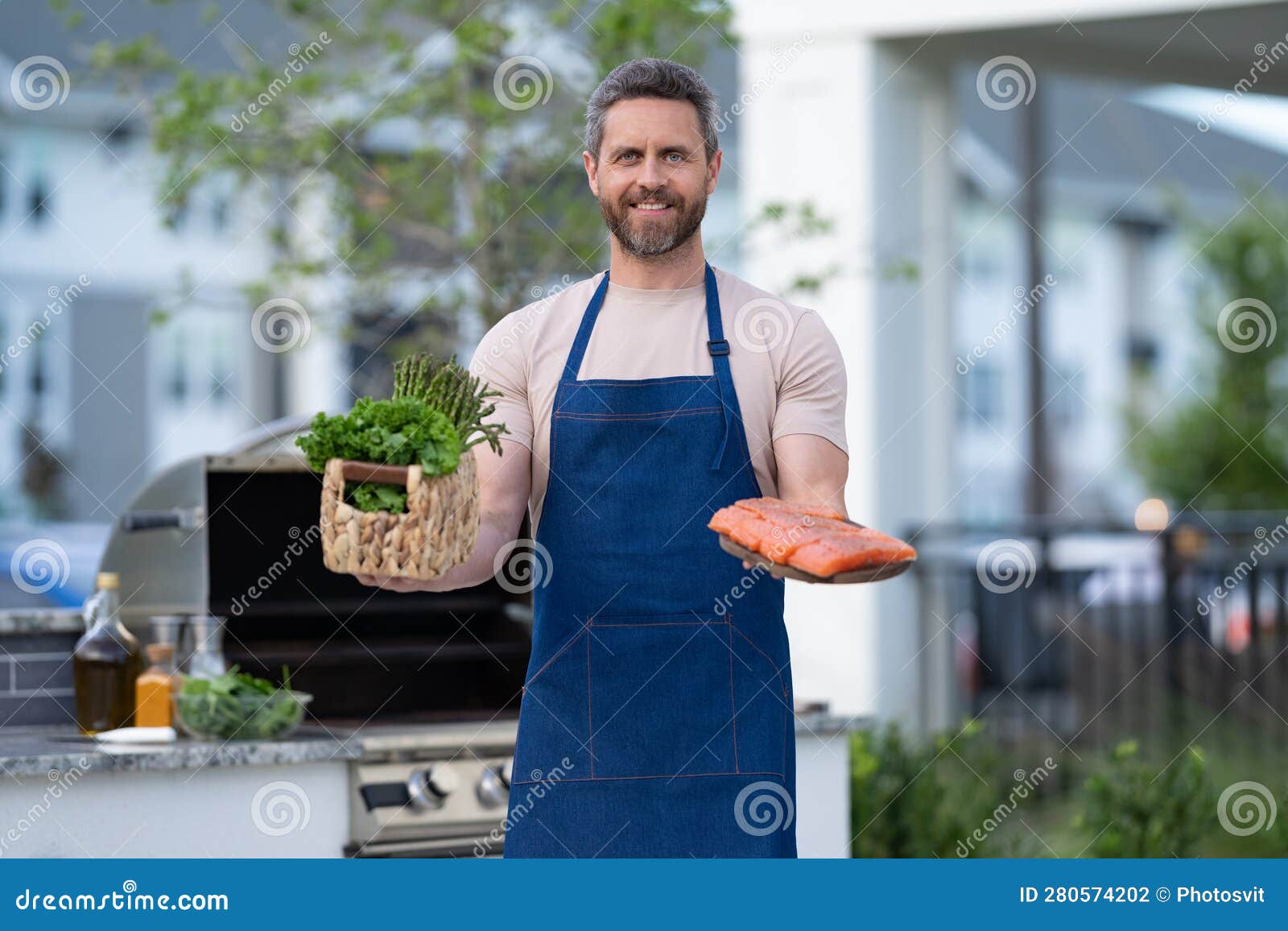 Uomo Che Sorride Con Il Salmone in Grembiule. Foto Di Barbecue Con Pesce  Salmone. Fotografia Stock - Immagine di brodo, sano: 280574202