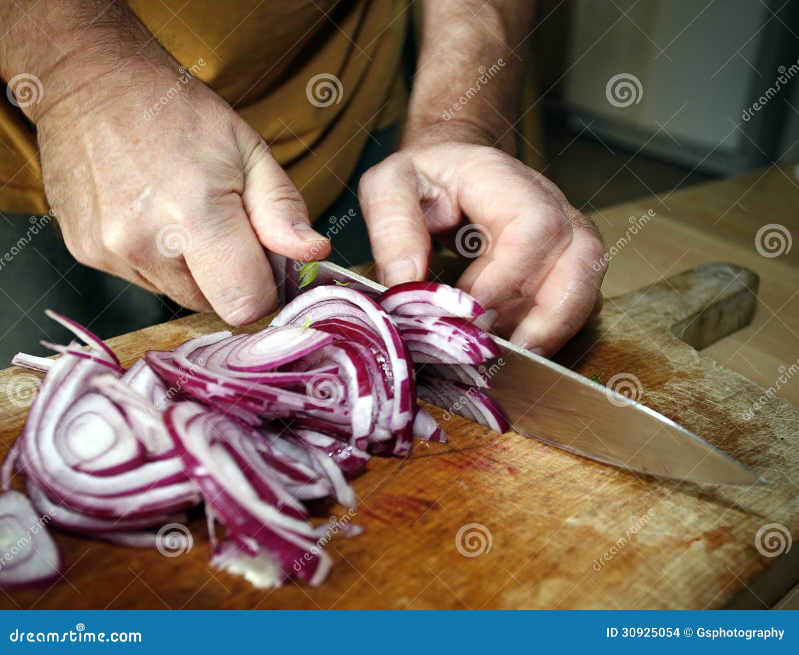 Uomo Che Taglia Cipolla Rossa Fotografia Stock - Immagine di culinario,  tabella: 30925054