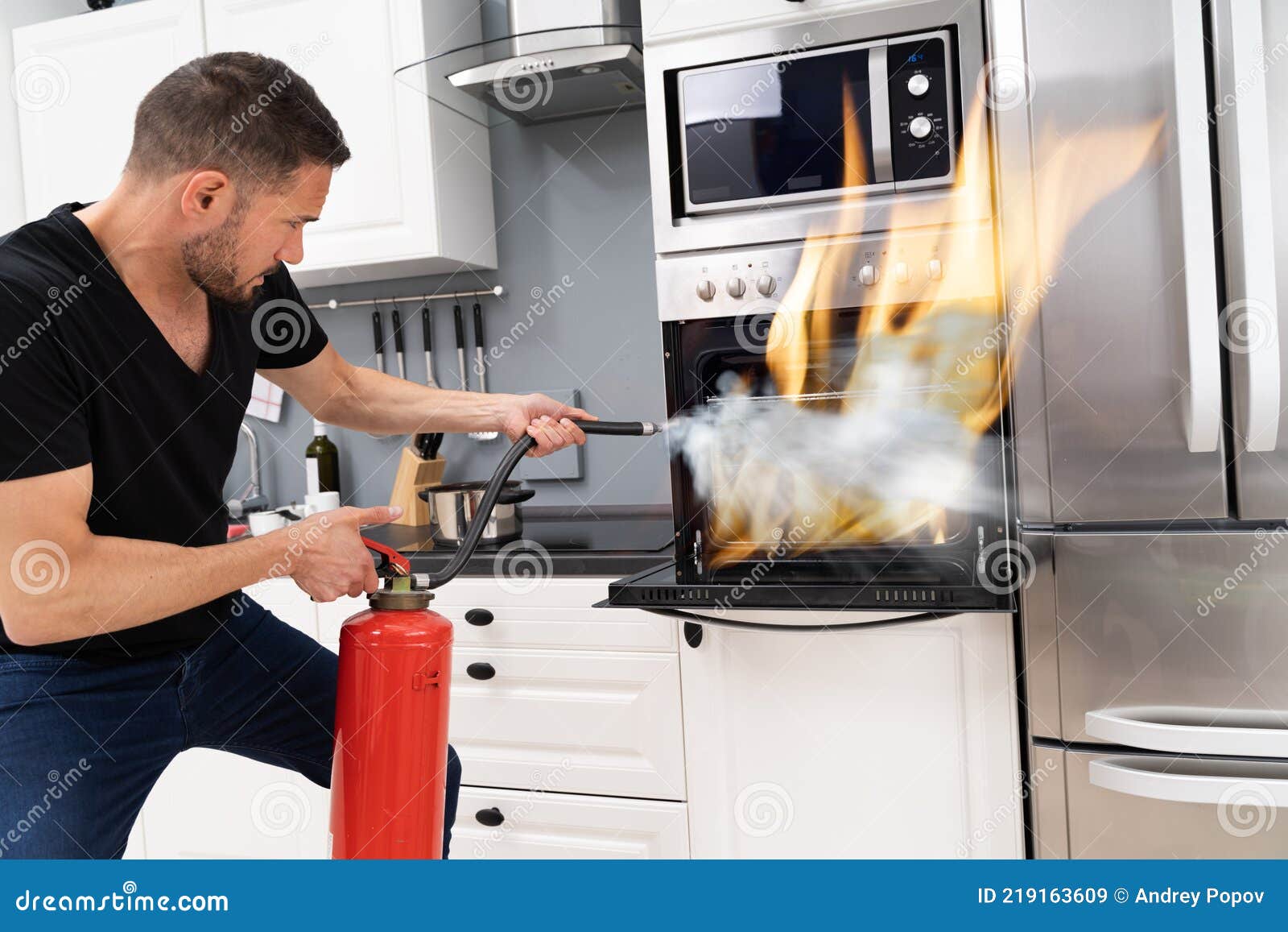 Uomo Che Utilizza Estintore Per Spegnere Il Fuoco Dal Forno